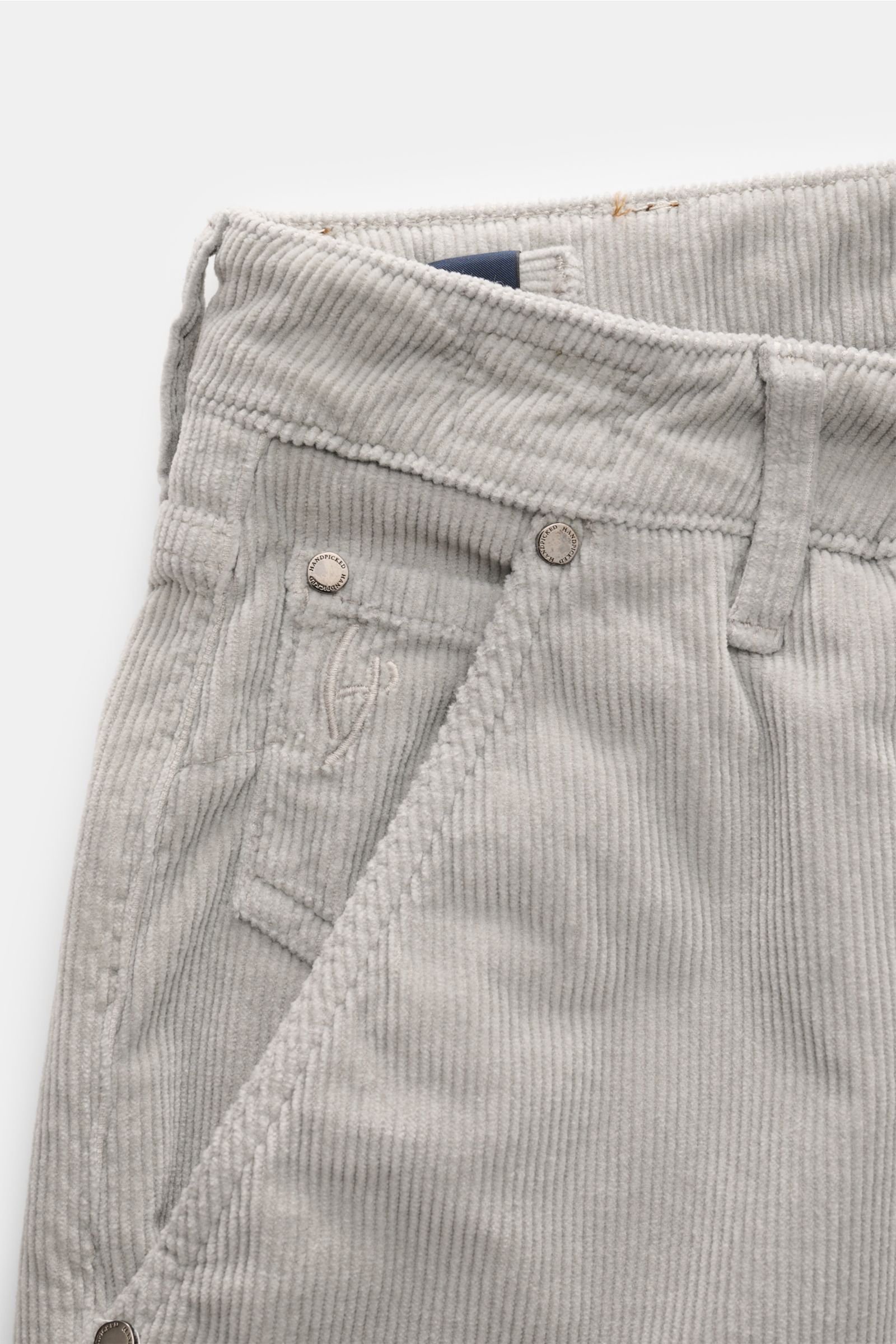 HandPicked Cordhose 'Parma' hellgrau aus Baumwoll-Modal-Cord, Slim Fit, Button Fly, französische Taschen, Münztasche mit Initial, Detail nah, Seitenansicht.