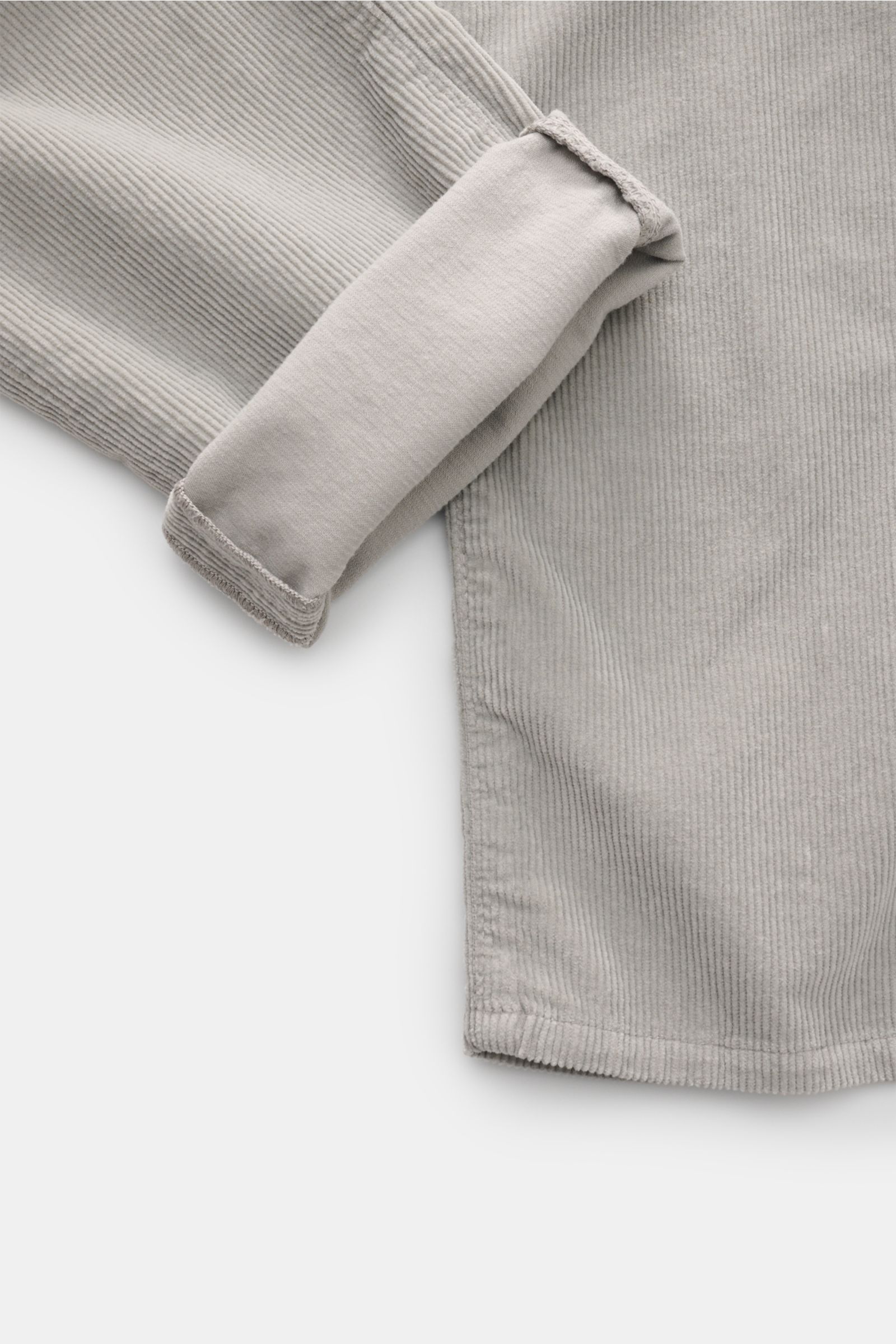 HandPicked Cordhose 'Parma' hellgrau aus Baumwoll-Modal-Cord, Slim Fit, sehr schmal zulaufend, Button Fly, französische Taschen, Detailansicht von unten.