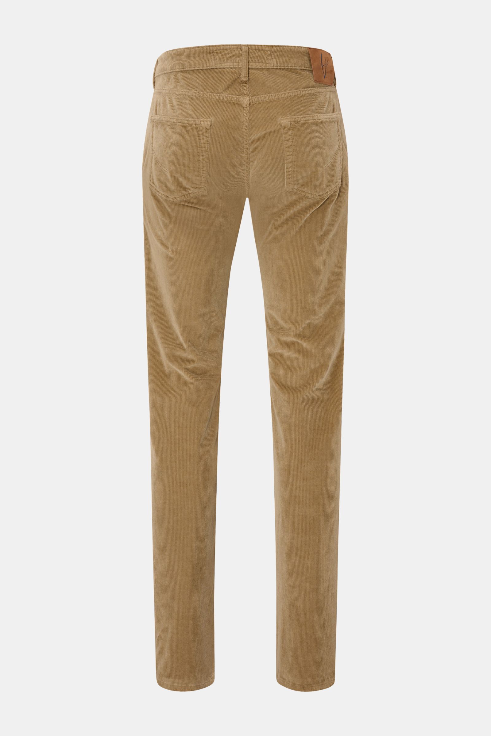 HandPicked Cordhose 'Parma' beige aus weichem Baumwoll-Modal-Cord, slim fit, schmal zulaufend, Rückenansicht mit Taschen und Leather Patch.