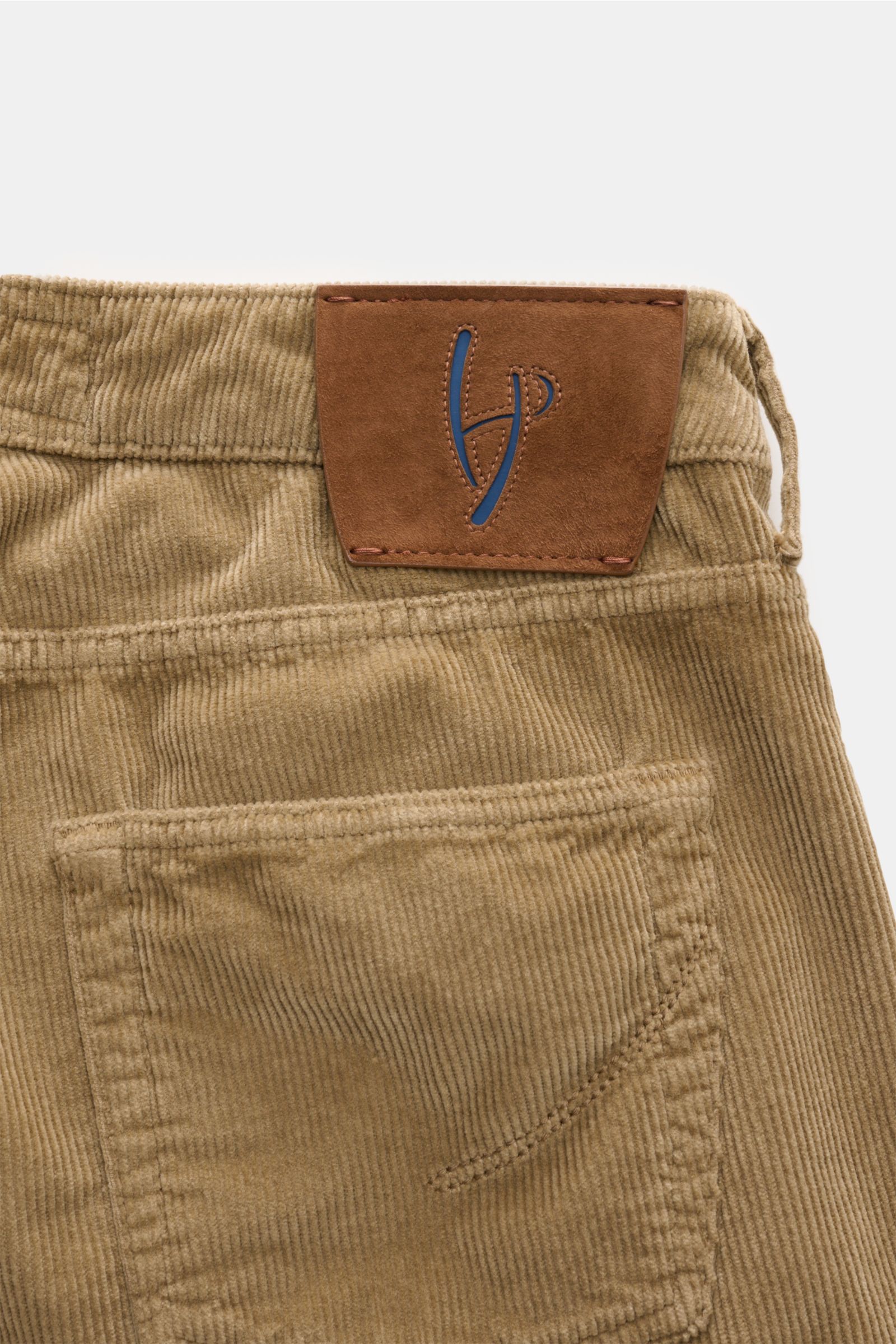 HandPicked Cordhose 'Parma' beige aus Baumwoll-Modal-Cord, schmal zulaufend, mit französischer Tasche, Münztasche, Button Fly, Lederpatch, Detailrückansicht.