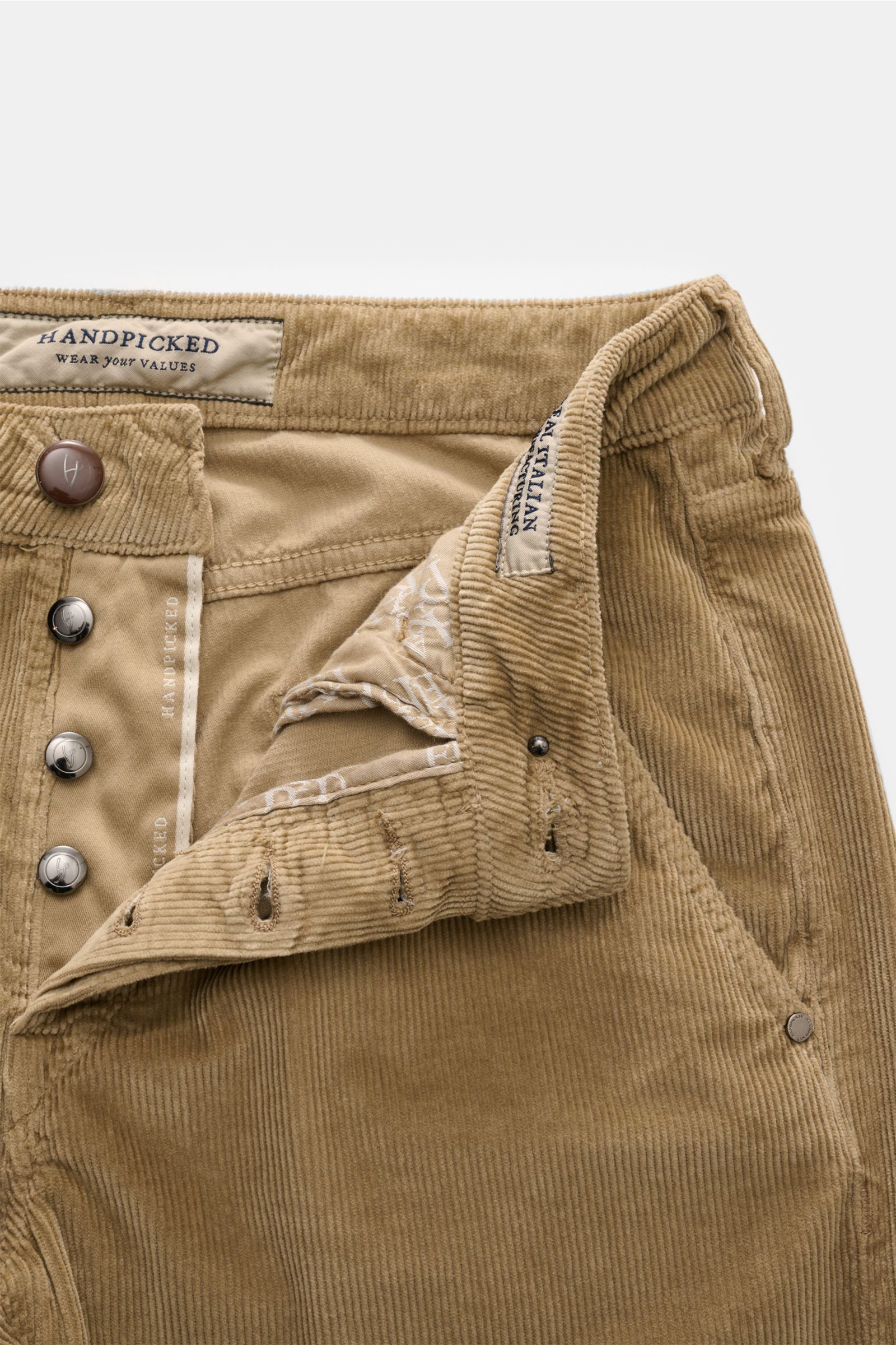 HandPicked Cordhose 'Parma' beige aus Baumwoll-Modal-Cord, Slim Fit, Button Fly, französische Taschen, Lederpatch, Detailaufnahme von vorne oben.