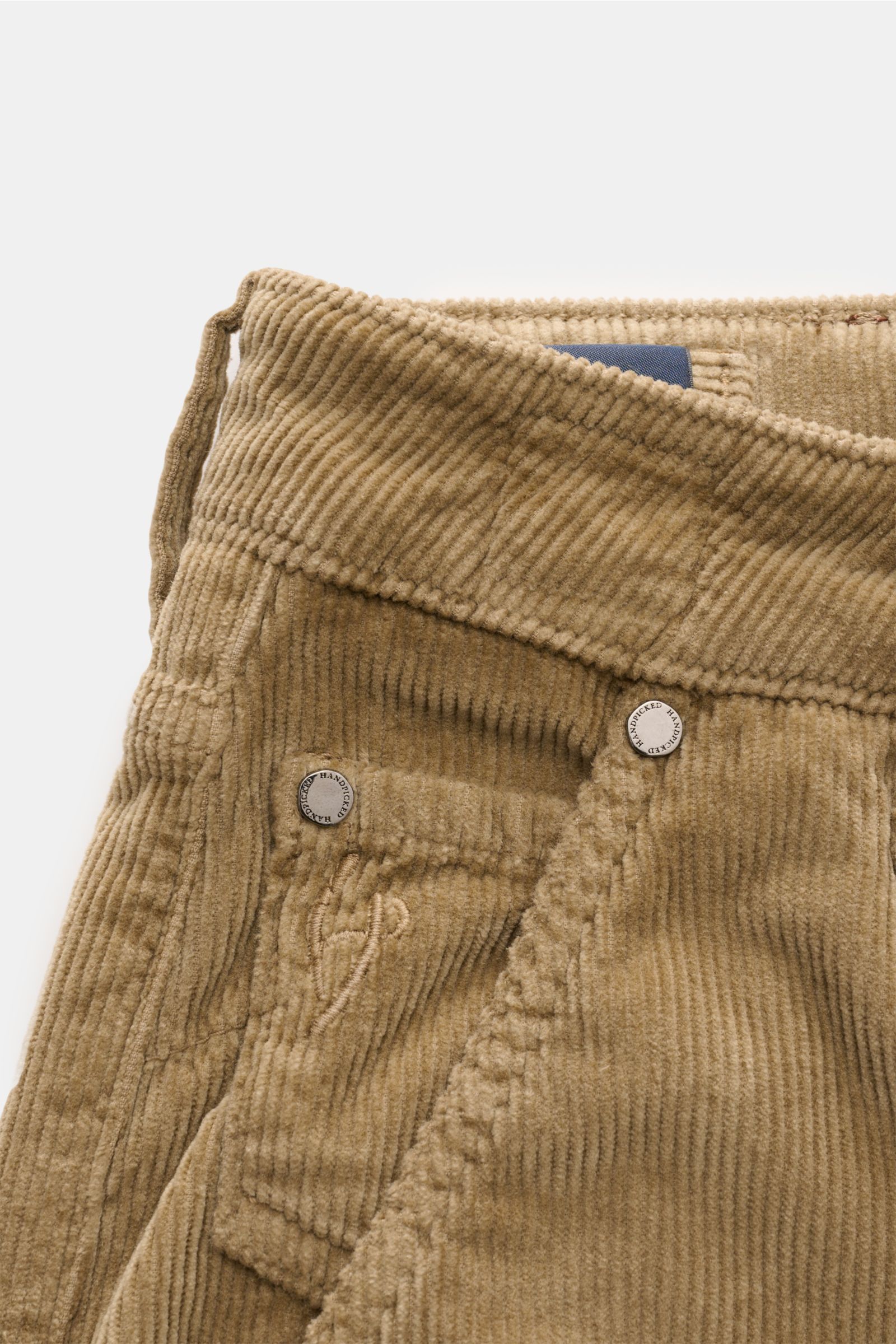 HandPicked Cordhose 'Parma' beige aus Baumwoll-Modal-Cord, Slim Fit, Button Fly, französische Taschen, Münztasche mit Initial, nah von vorne.