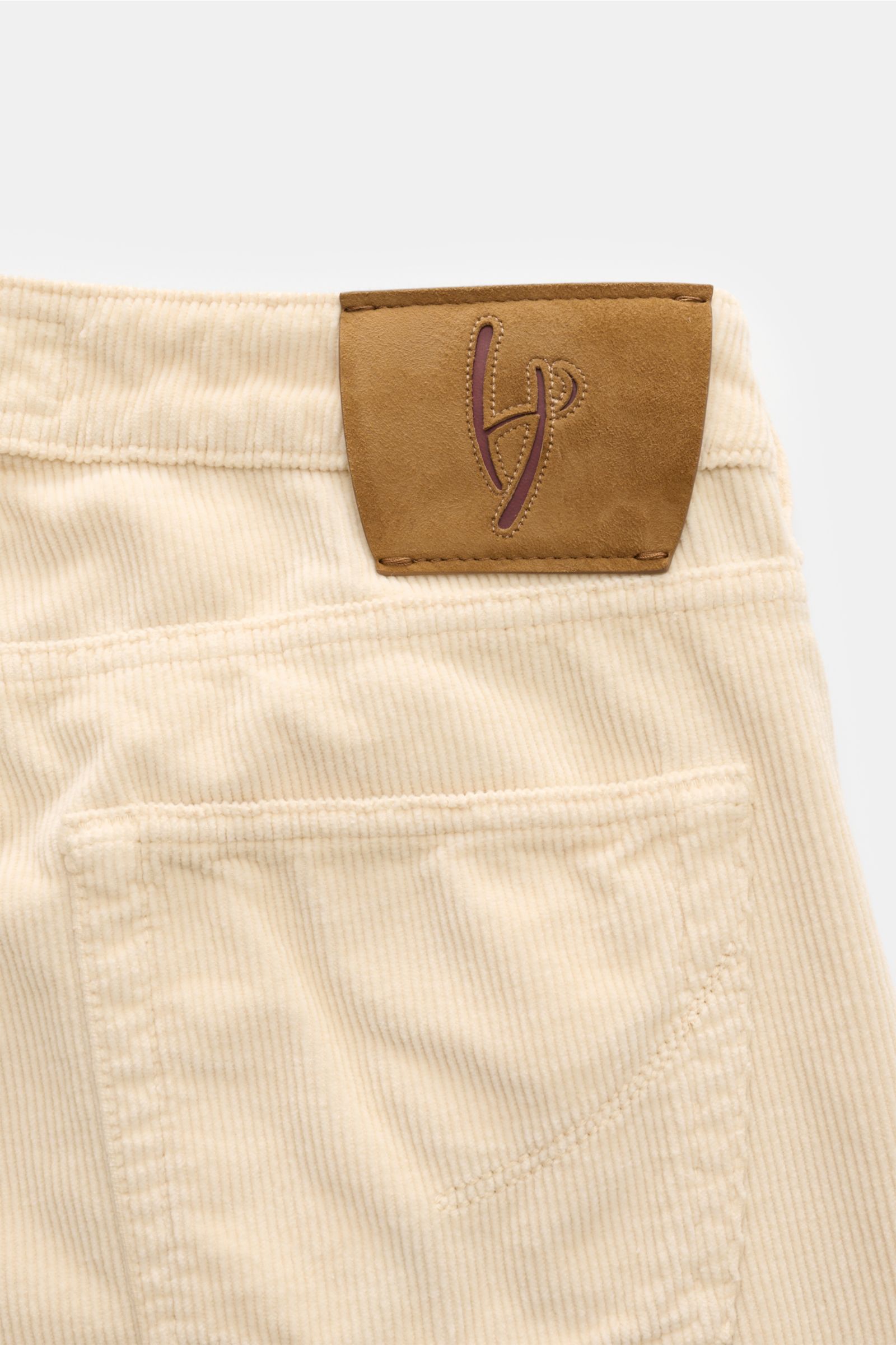 HandPicked Cordhose 'Parma' creme aus Baumwoll-Modal-Cord, Slim Fit, schmal zulaufend, mit Button Fly, französischen Taschen, Münztasche, Gesäßtaschen und Lederpatch, Detailansicht von hinten oben.