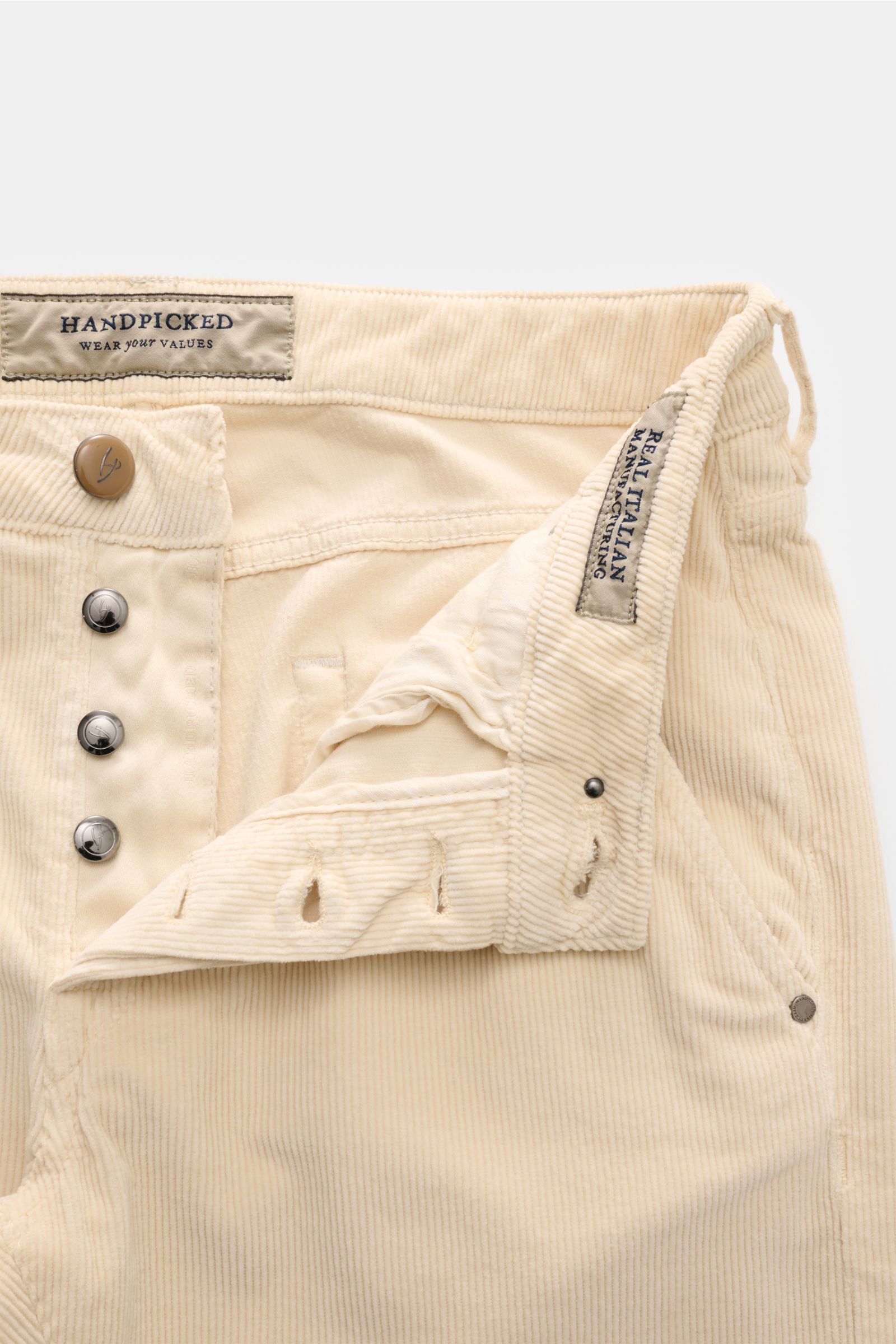 HandPicked Cordhose 'Parma' creme, Detailansicht Button Fly, französische Taschen, Lederpatch, Baumwoll-Modal-Cord, Slim Fit, schmal zulaufend.