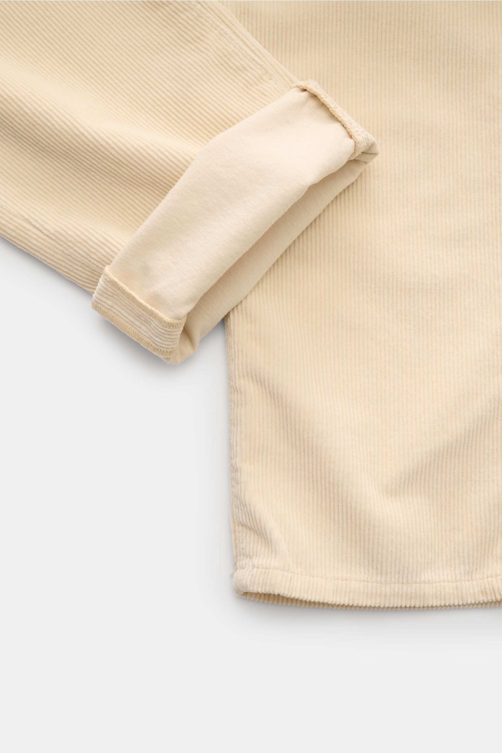 HandPicked Cordhose 'Parma' creme, Nahaufnahme der Bein-Außenseite mit umgeschlagenem Saum, weicher Cord aus Baumwolle und Modal.