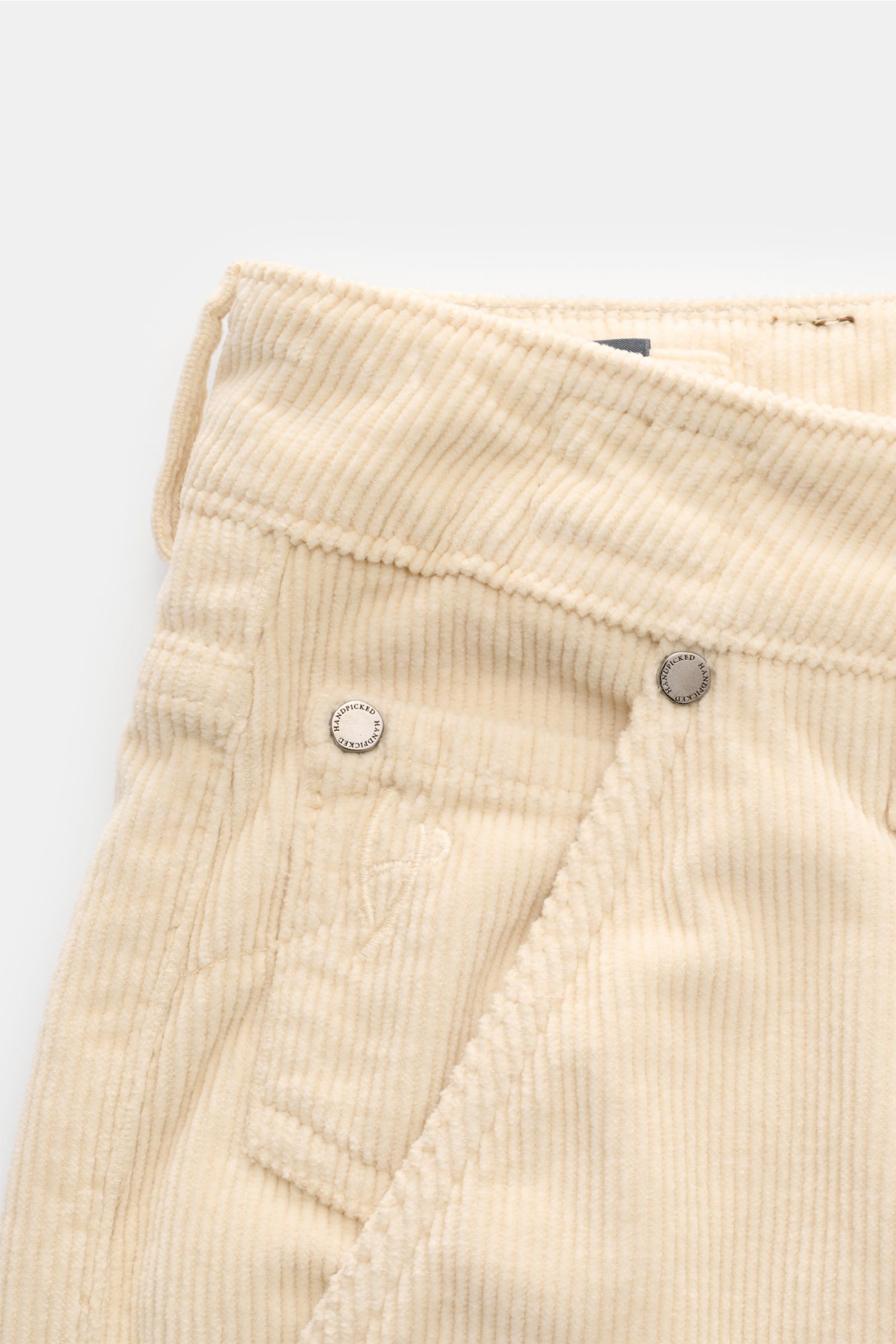 HandPicked Cordhose 'Parma' creme, Slim Fit Cord aus Baumwolle und Modal, Button Fly, französische Taschen, Münztasche mit Initial, Detailansicht von oben.