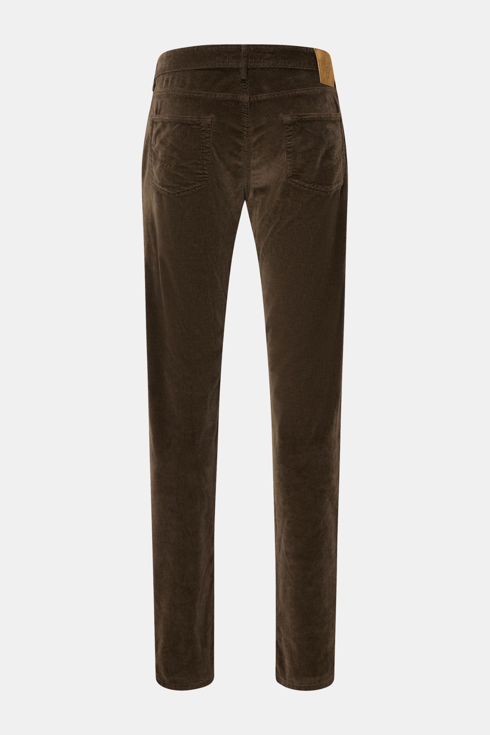 HandPicked Cordhose 'Parma' dunkelbraun, Slim Fit Cord aus Baumwolle und Modal, schmal zulaufend, Rückansicht mit Gesäßtaschen und Leather Patch.