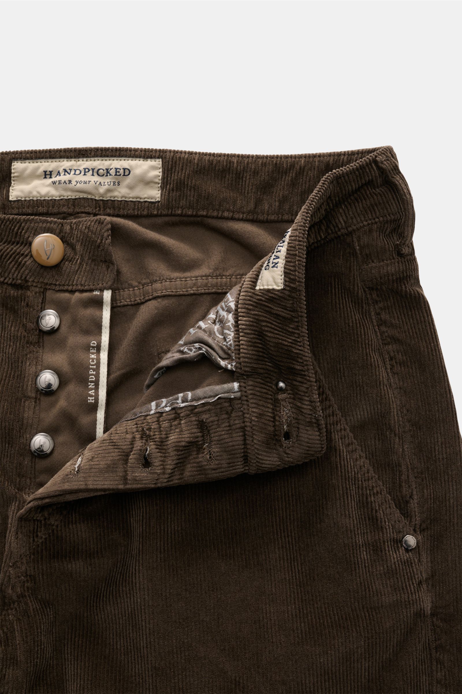 HandPicked Cordhose 'Parma' dunkelbraun aus Baumwoll-Modal-Cord, slim Fit, Button Fly, französische Taschen, Nahaufnahme von vorne oben.
