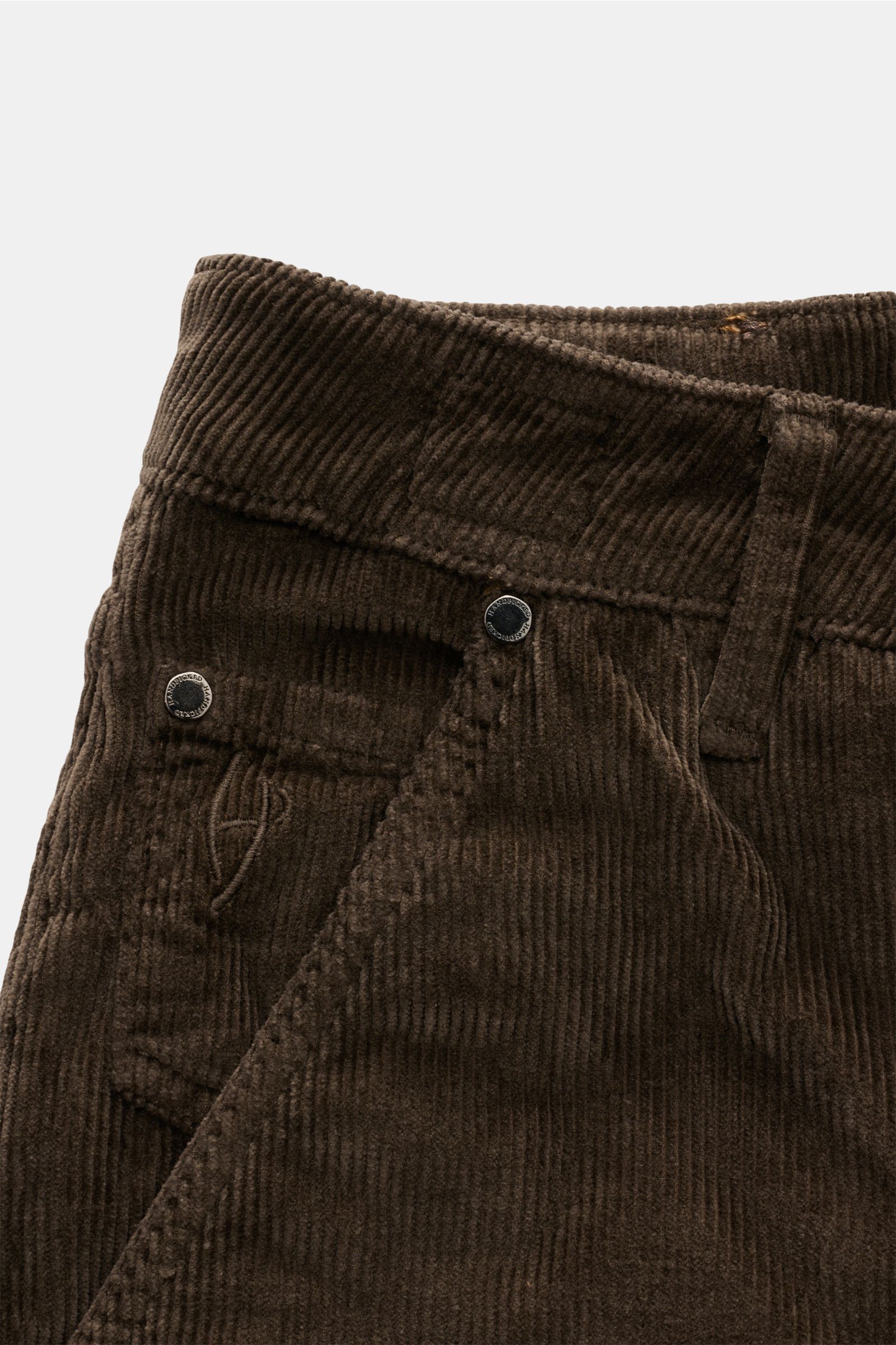 Nahaufnahme der HandPicked Cordhose 'Parma' dunkelbraun aus Baumwoll-Modal-Cord, Slim Fit mit Button Fly und französischen Taschen.