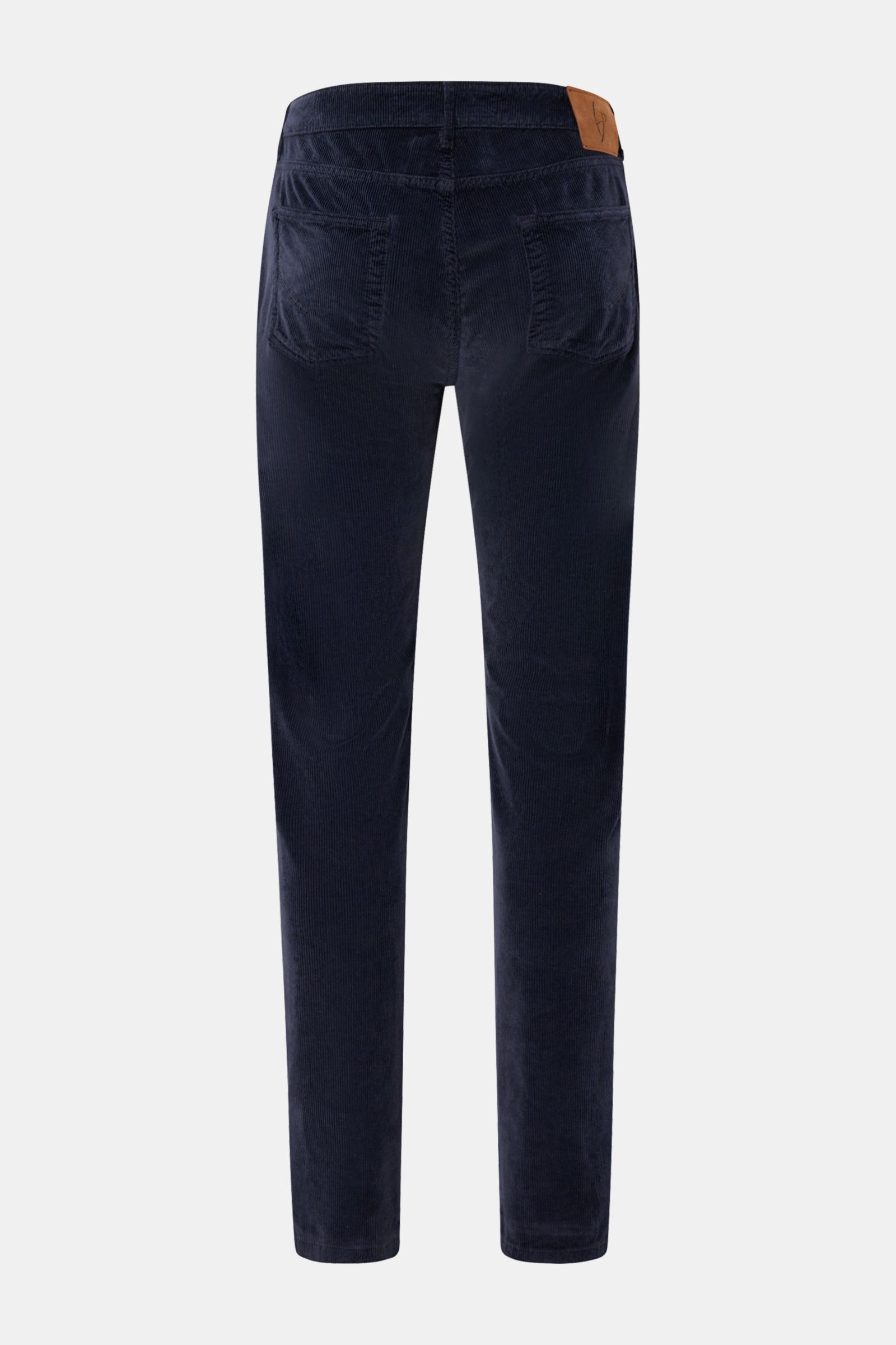HandPicked Cordhose 'Parma' navy, Slim Fit, schmal zulaufend, Cord aus Baumwolle und Modal, Rückansicht mit Taschen, Leather Patch, Button Fly.