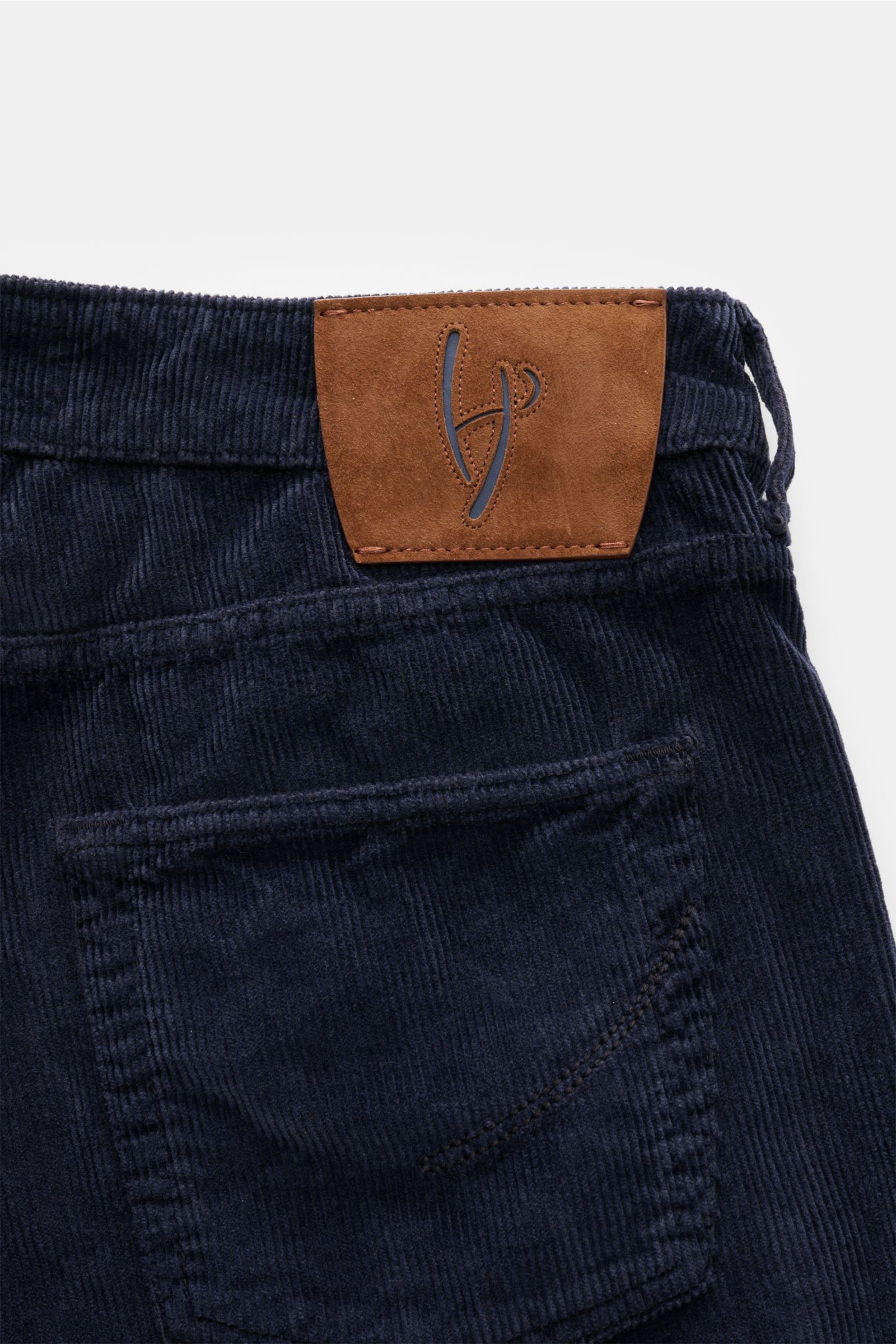 HandPicked Cordhose 'Parma' navy, Detailaufnahme Rückseite mit Gesäßtasche, Lederpatch, weicher, elastischer Baumwoll-Cord, Slim Fit, Button Fly.