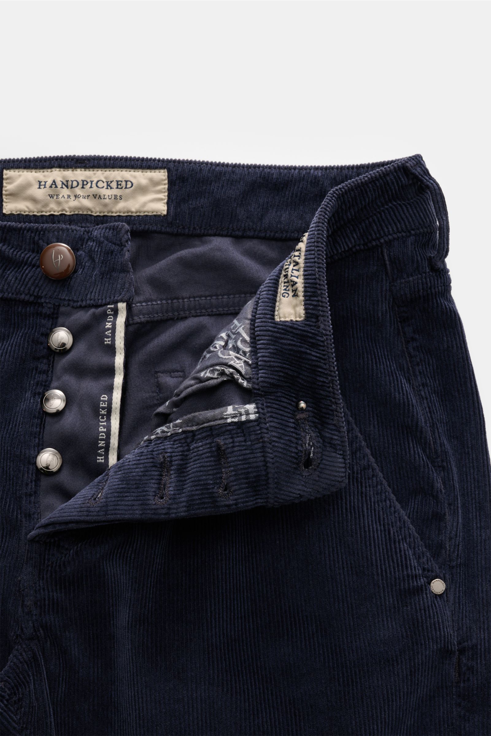 HandPicked Cordhose 'Parma' navy aus Baumwoll-Modal-Cord, Slim Fit, Button Fly, französische Taschen, Detailaufnahme von vorne offen.