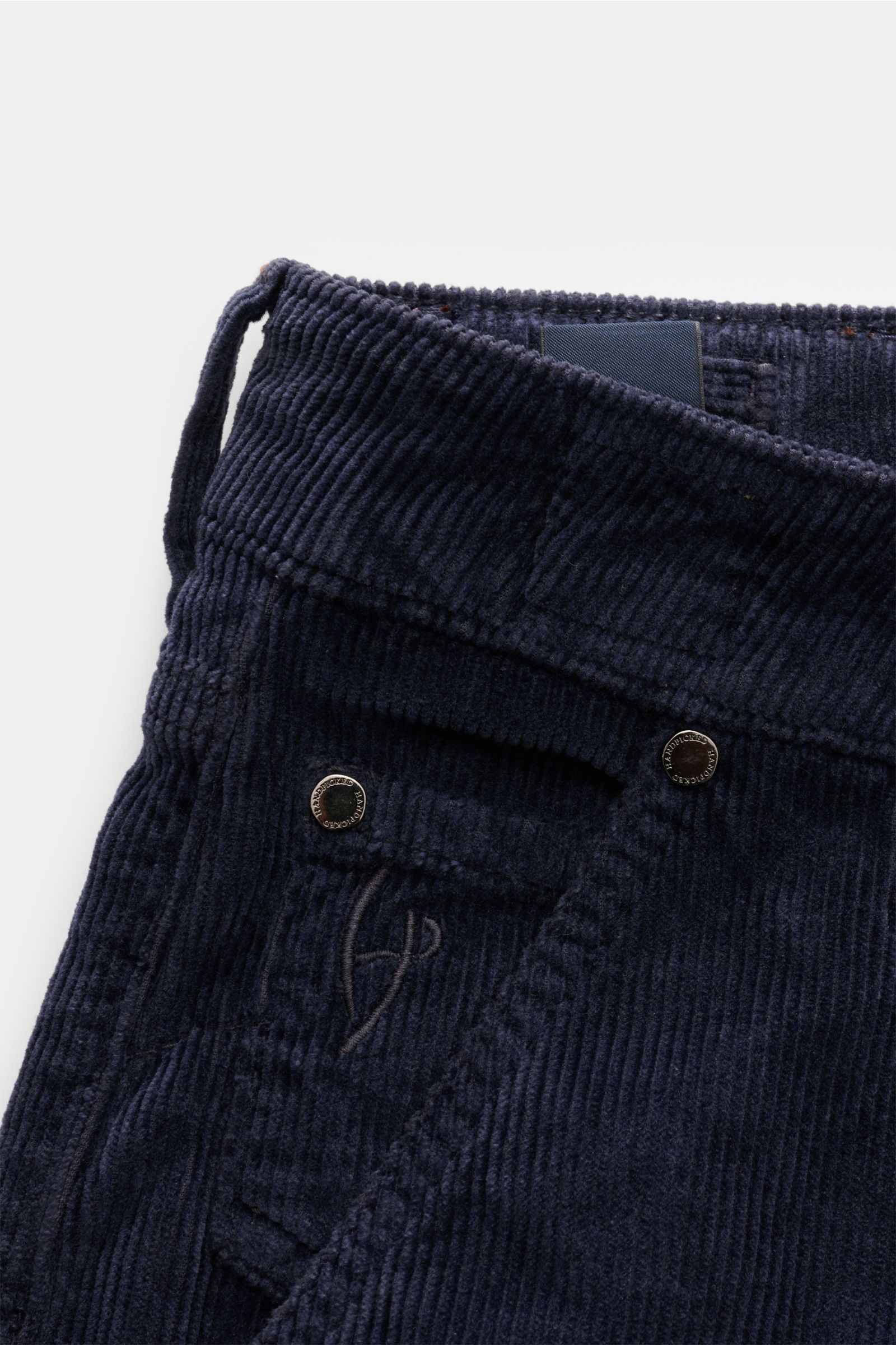 HandPicked Cordhose 'Parma' navy aus weichem, elastischem Baumwoll-Modal-Cord, schmal zulaufend mit Button Fly, Münztasche mit Initial, Detailansicht von oben.