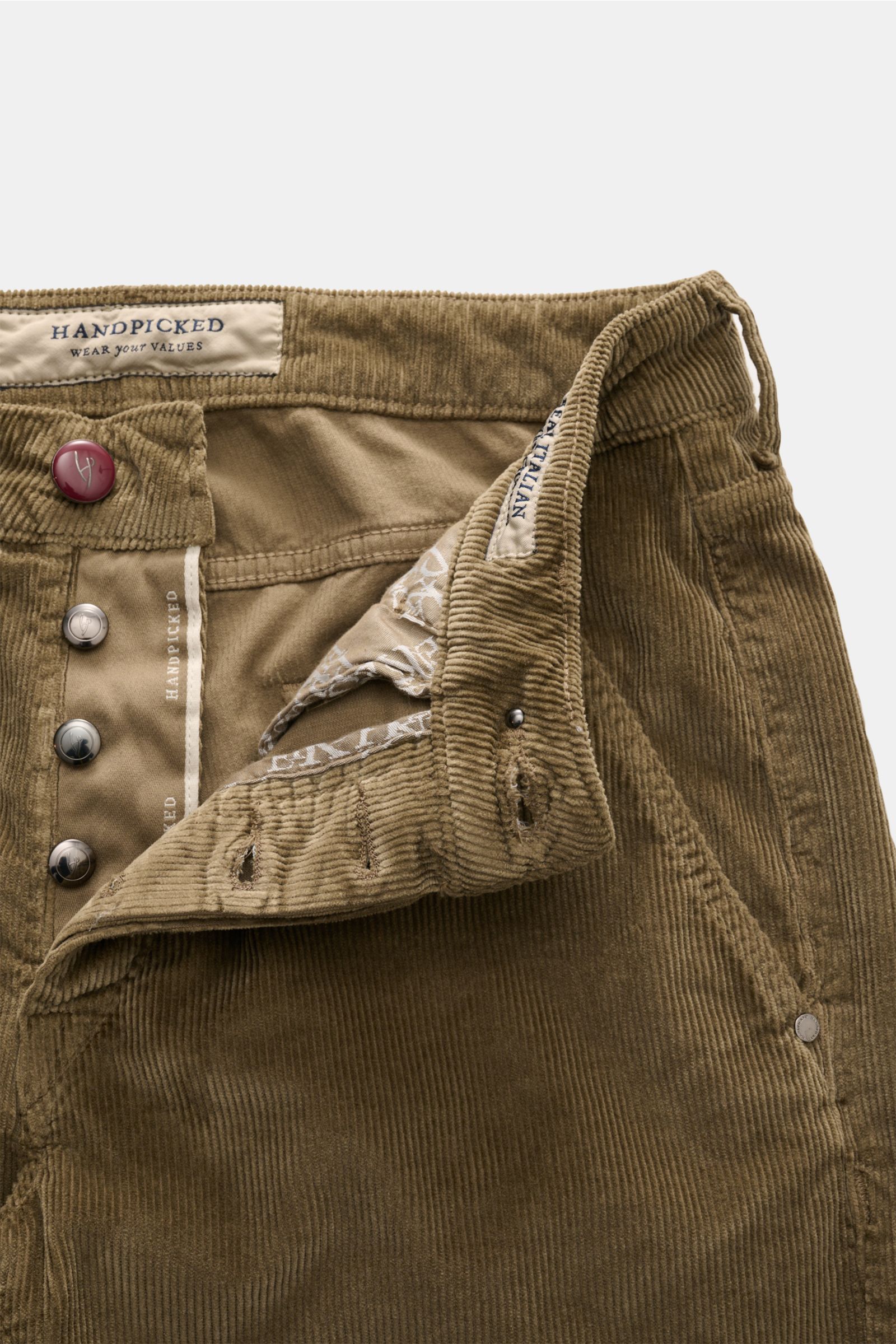 HandPicked Cordhose 'Parma' oliv aus Baumwoll-Modal-Cord, slim fit, Button Fly, französische Taschen, Detailaufnahme von vorne geöffnet.