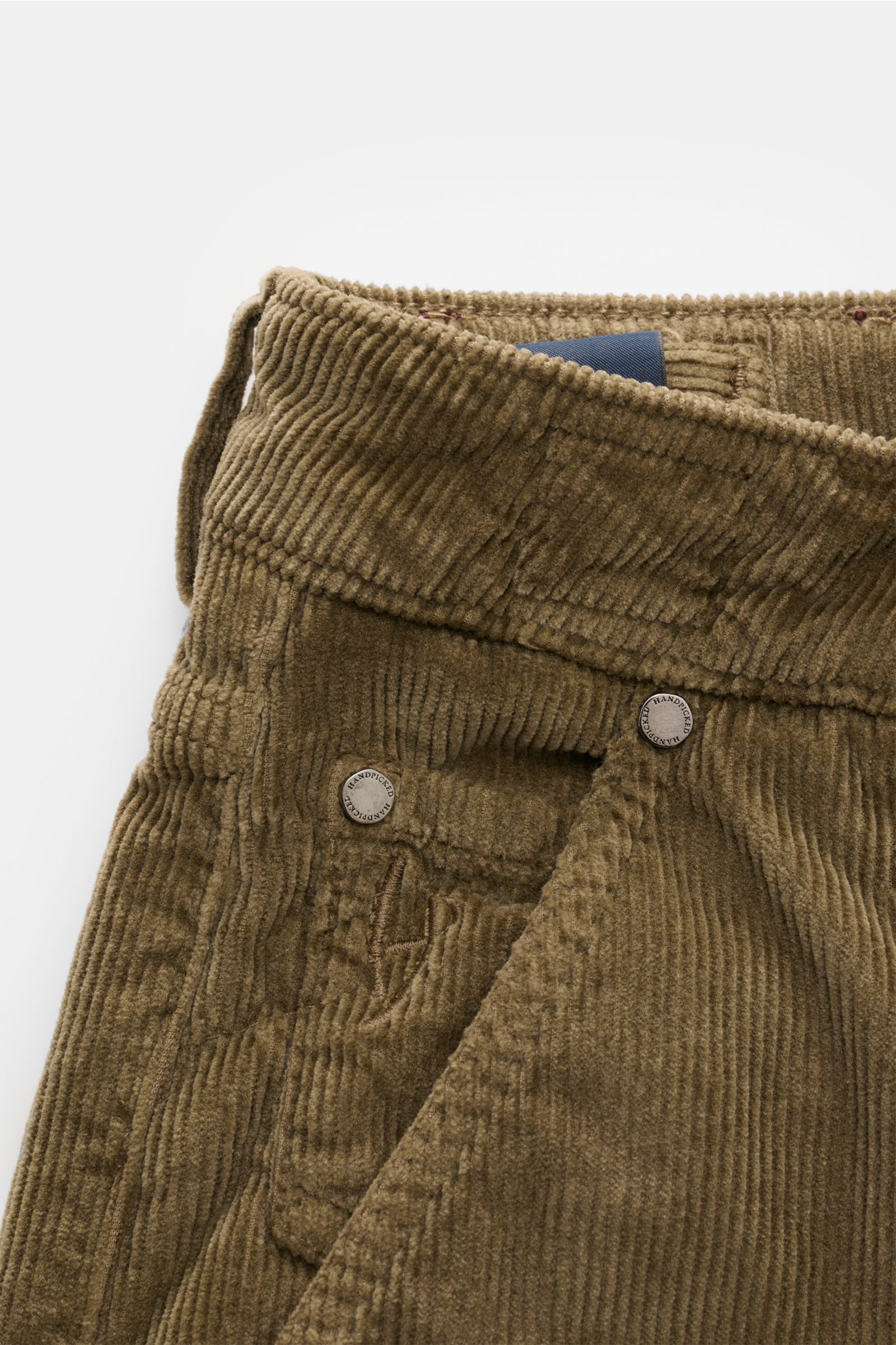 HandPicked Cordhose 'Parma' oliv im Slim Fit, schmal zulaufend, aus weichem, leicht elastischem Baumwoll-Modal-Cord, Front mit Button Fly, französischen Taschen und Münztasche mit Initial, Detailaufnahme von vorne oben.