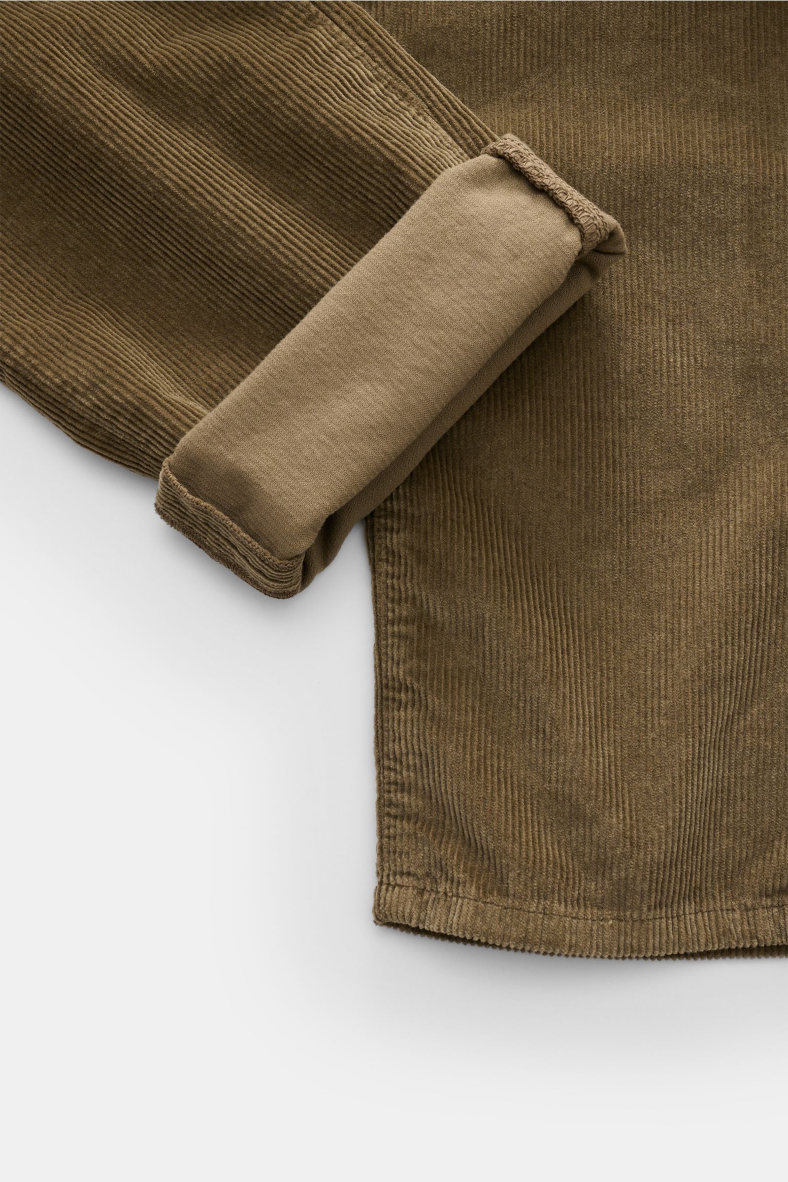 HandPicked Cordhose 'Parma' oliv im Detail von oben mit weichem Griff, leicht elastischem Cord aus Baumwolle-Modal, schmal zulaufendem Bein und umgeschlagenem Saum.