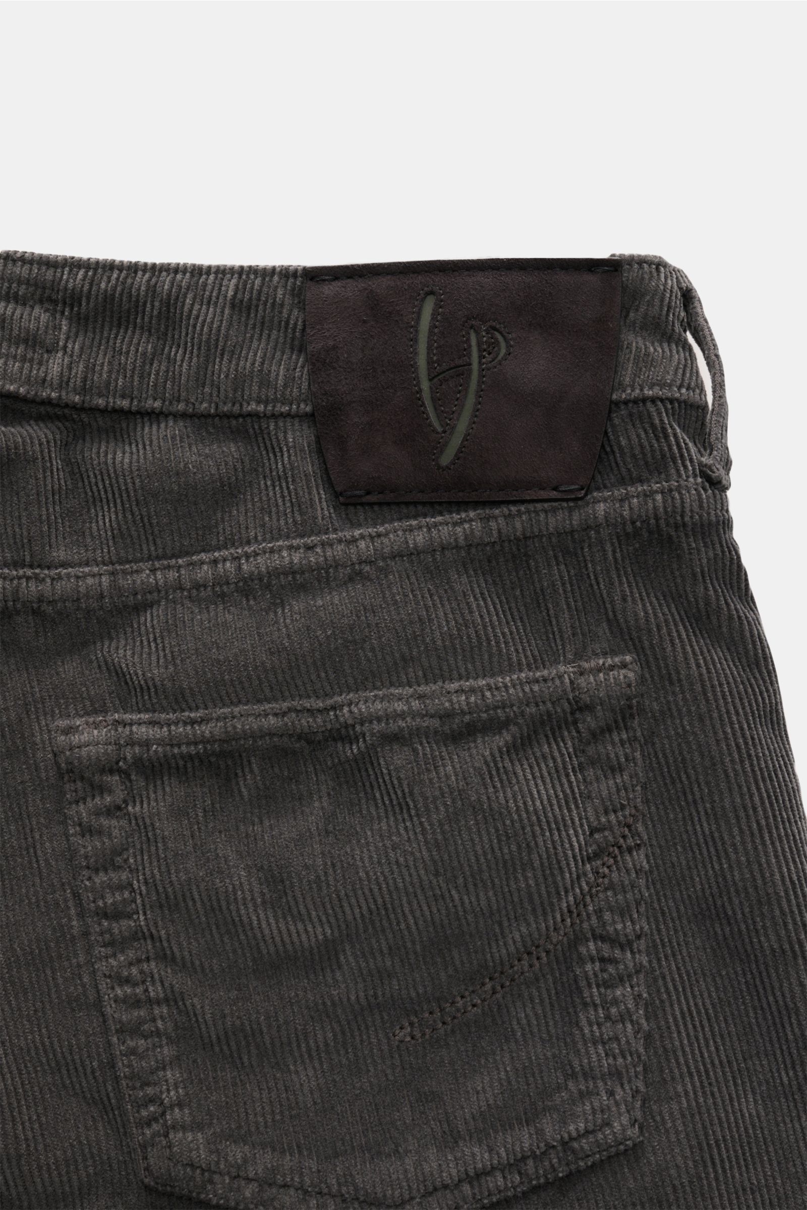 HandPicked Cordhose 'Parma' dunkelgrau aus Baumwoll-Modal-Cord, schmal zulaufend, mit Gesäßtasche, Stitching und Lederpatch, Detail-Rückansicht.