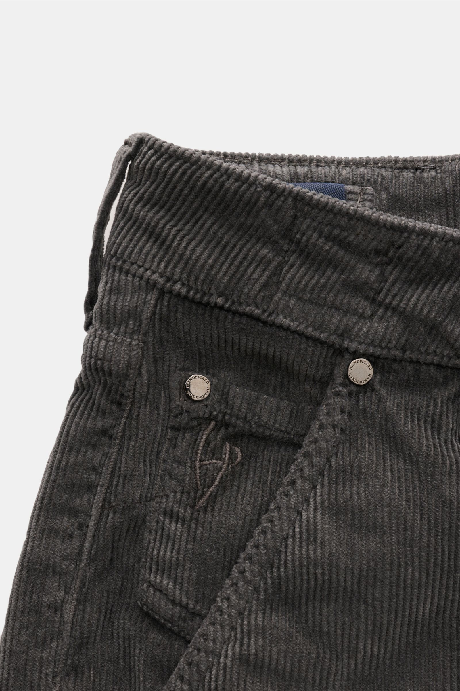 HandPicked Cordhose 'Parma' dunkelgrau aus weichem Baumwoll-Modal-Cord, Slim Fit, Button Fly, Detailansicht der Fronttasche schräg von oben.