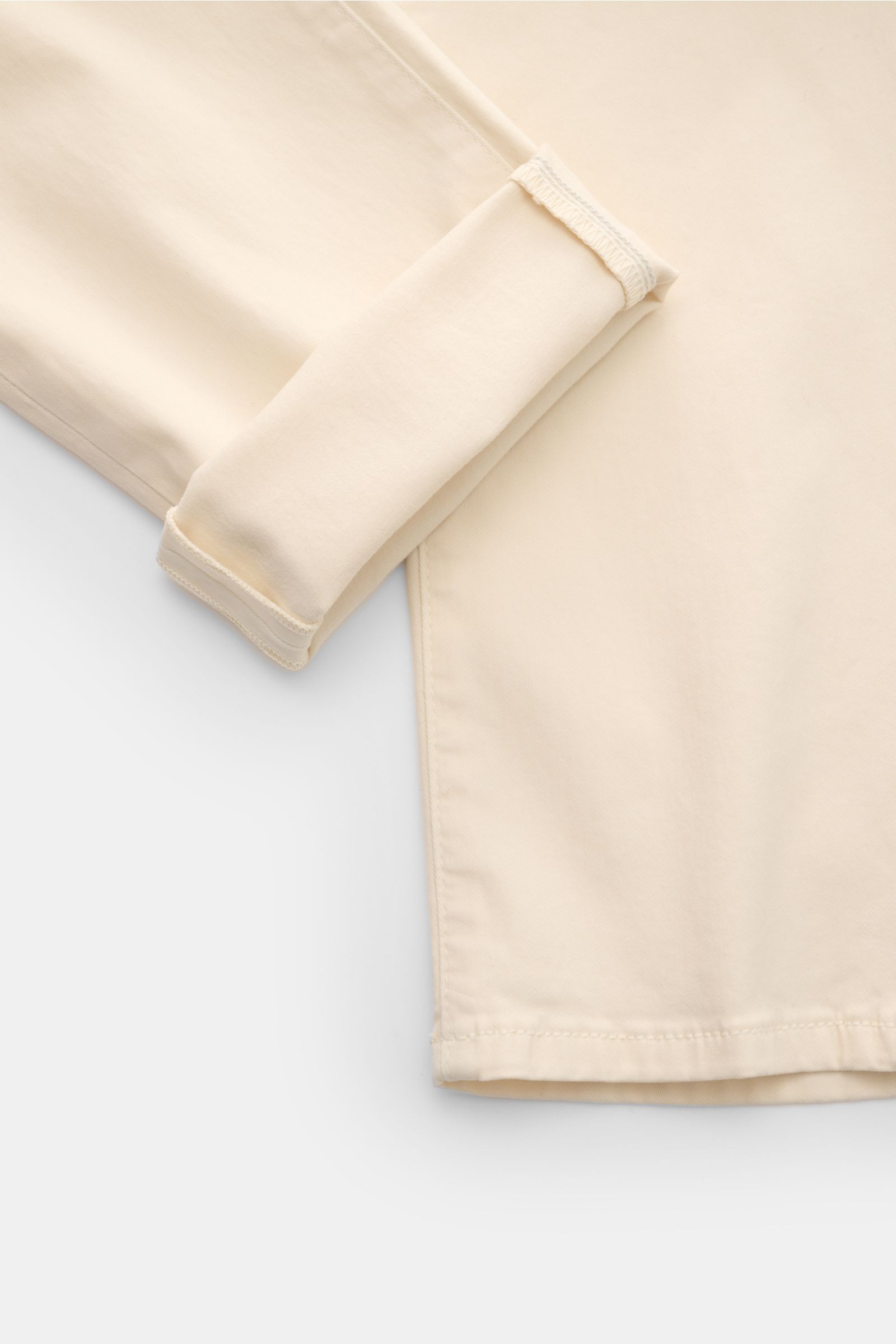 Close-up view of the cuff and lower leg of HandPicked Chinos 'Parma' cream in cotton twill, slightly elasticated, soft feel, slim fit, very tapered cut.