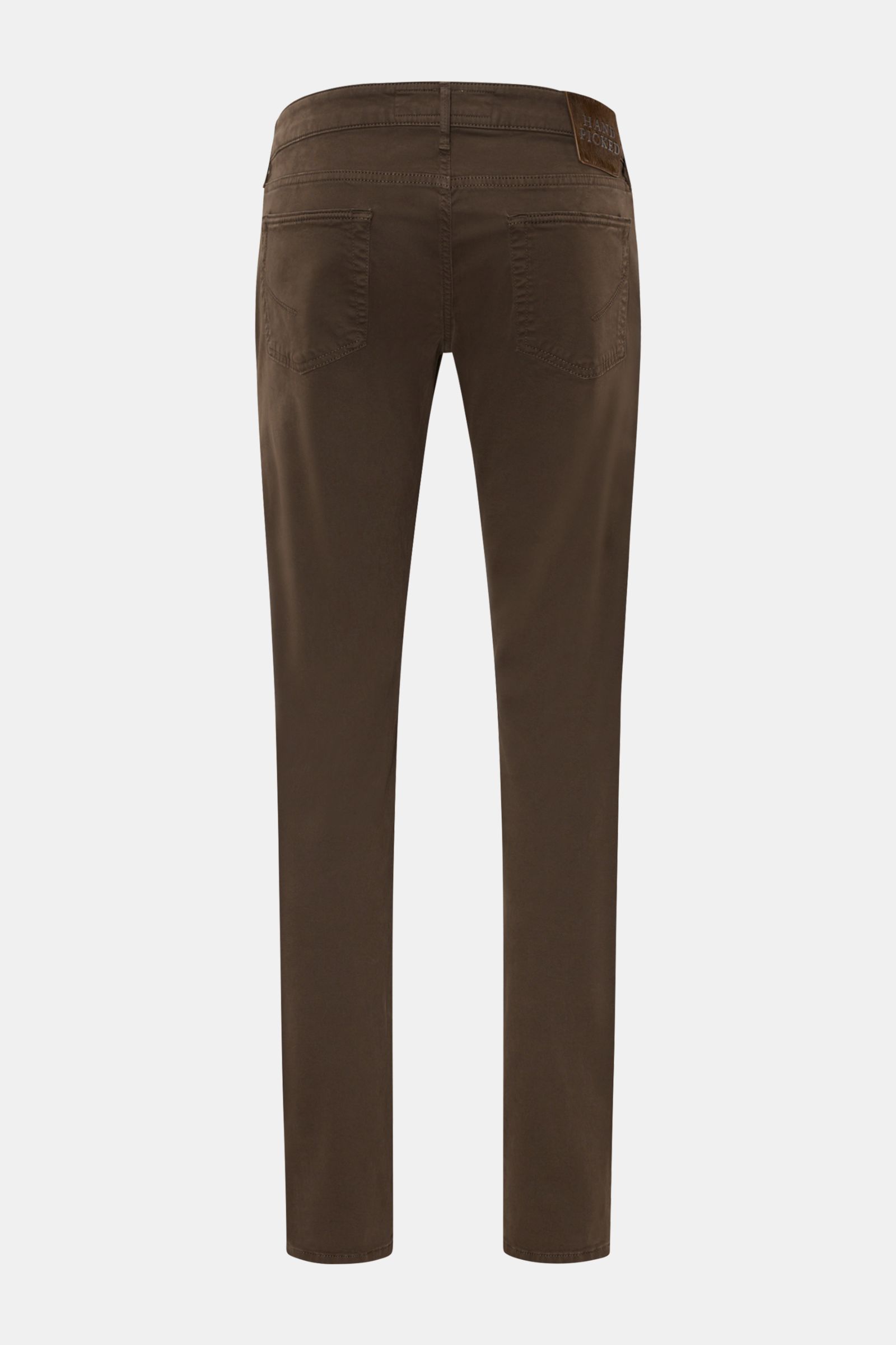 HandPicked Chino 'Parma' dunkelbraun Rückansicht, Twill aus Baumwolle, Slim Fit, leicht elastisch, schmal zulaufend, Button Fly, französische Taschen, Münztasche mit Initial, Gesäßtaschen mit Stitching, Leather Patch in Ponyfell-Optik.