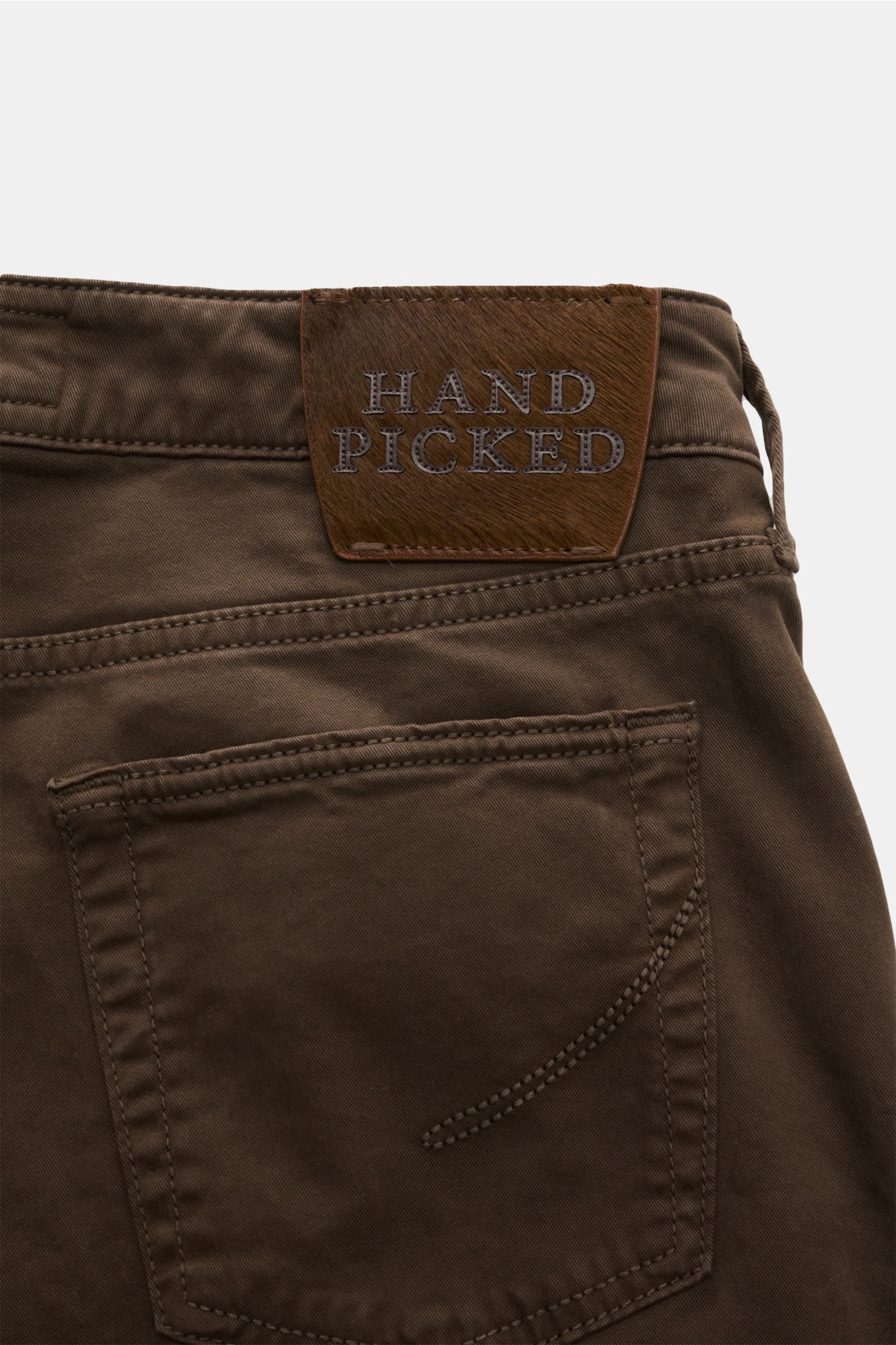 HandPicked Chino 'Parma' dunkelbraun, Detailansicht von hinten, Twill aus Baumwolle, slim fit, sehr schmal, Leather Patch in Ponyfell-Optik, Gesäßtaschen mit Stitching.
