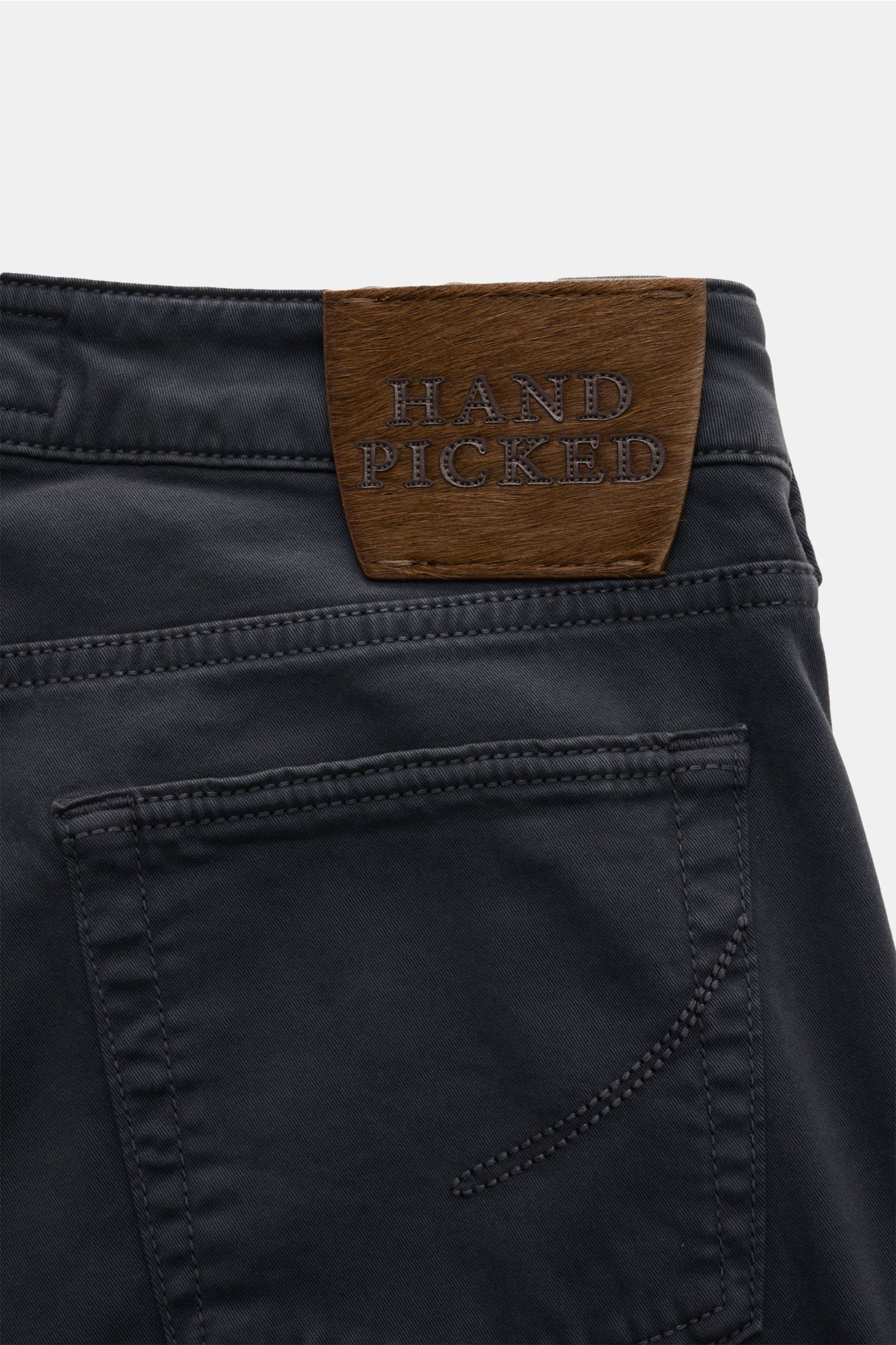 Close-up rear view of HandPicked Chinos 'Parma' anthracite showing cotton twill fabric, soft feel, slim fit, tapered cut, back pocket stitching, and pony skin look leather patch.