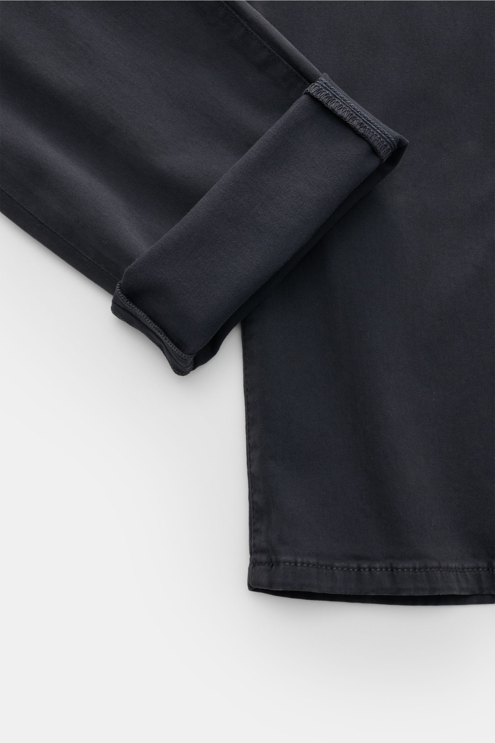 Close-up image of the cuff and lower leg area of HandPicked Chinos 'Parma' anthracite, photographed from a top-down perspective. Cotton twill, slightly elasticated fabric, soft feel, slim fit, very tapered cut, button fly, French pockets, coin pocket with