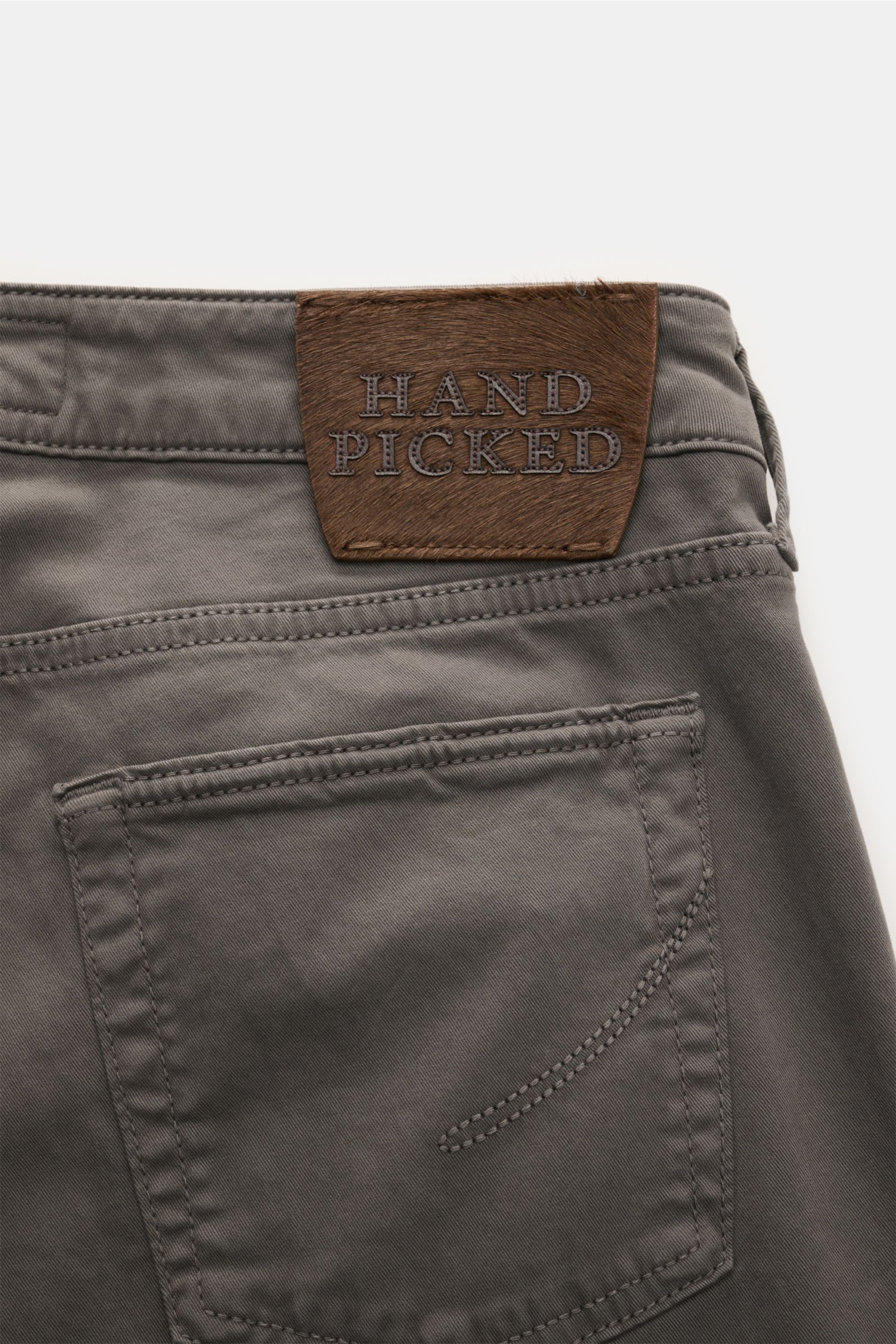 HandPicked Chino 'Parma' dunkelgrau Rückansicht mit Gesäßtaschen, Stitching, Leather Patch in Ponyfell-Optik, Twill aus Baumwolle, Slim Fit.
