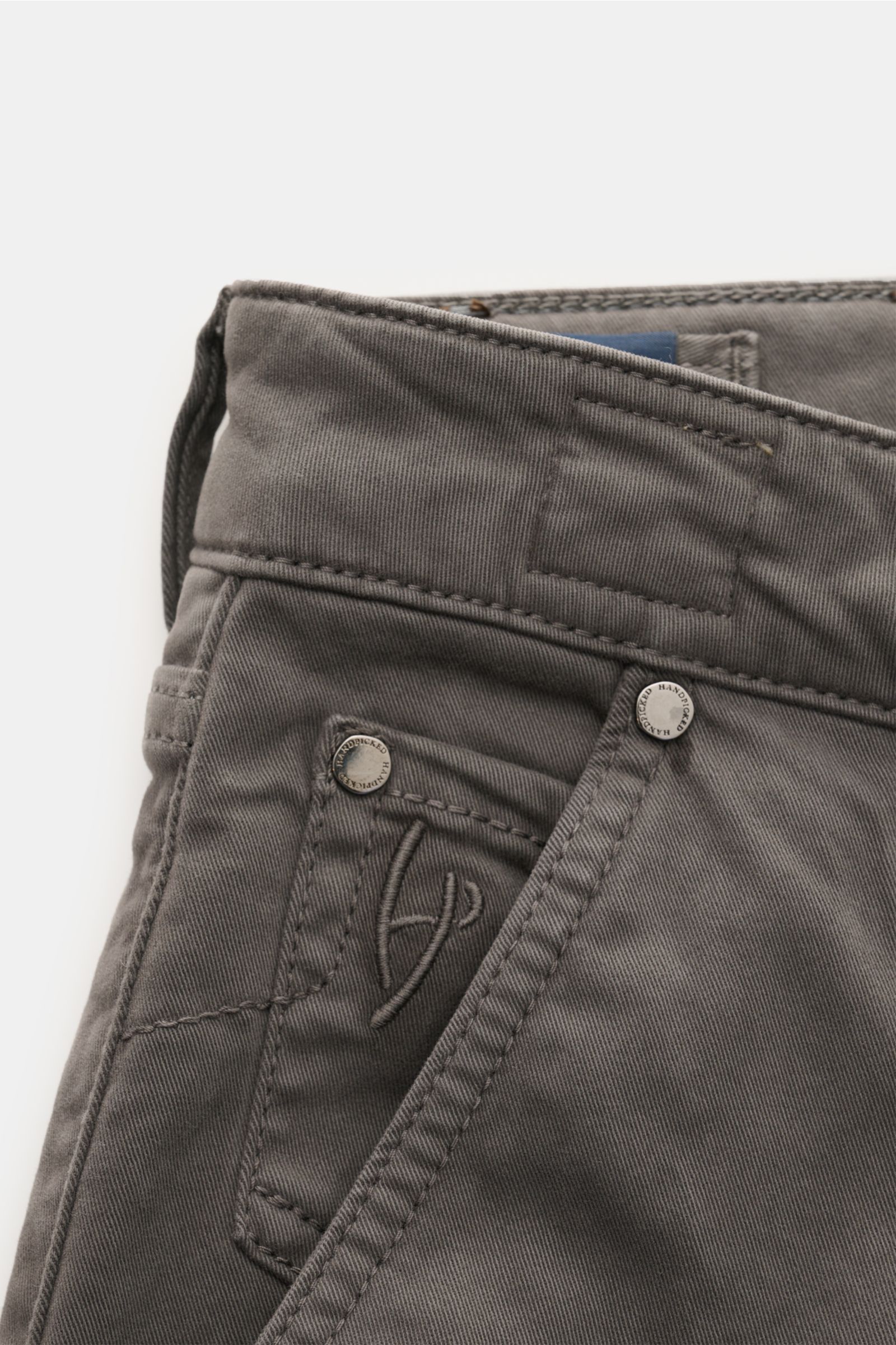 HandPicked Chino 'Parma' dunkelgrau, Nahaufnahme schmal zulaufend, Twill Baumwolle, leicht elastisch, weicher Griff, Button Fly, französische Taschen, Münztasche mit Initial, Gesäßtaschen mit Stitching, Leather Patch Ponyfell-Optik.