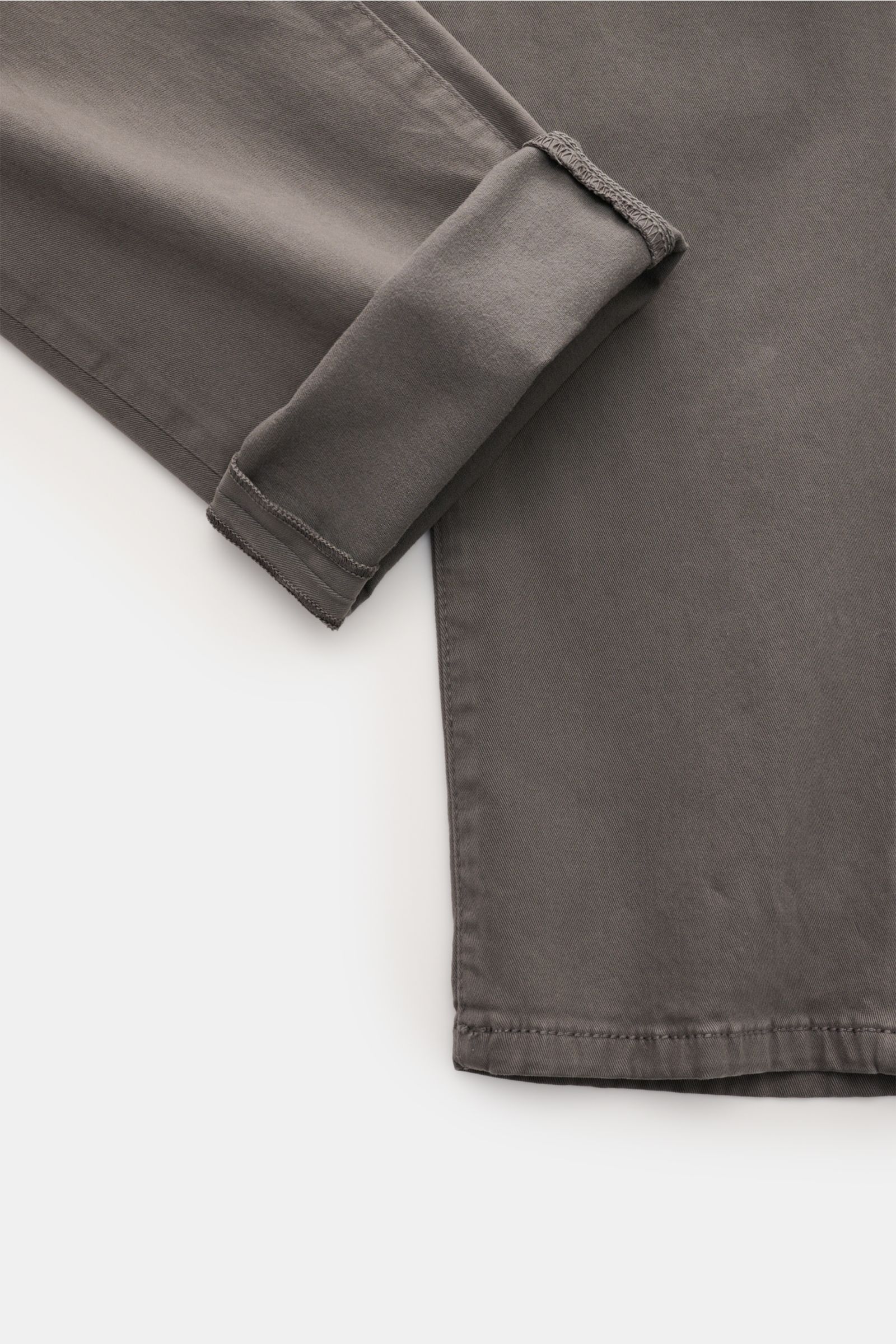 HandPicked Chino 'Parma' dunkelgrau, Slim Fit, sehr schmal zulaufend, Twill aus Baumwolle, weich, leicht elastisch, Detailaufnahme vom Bein mit aufgekrempeltem Saum.