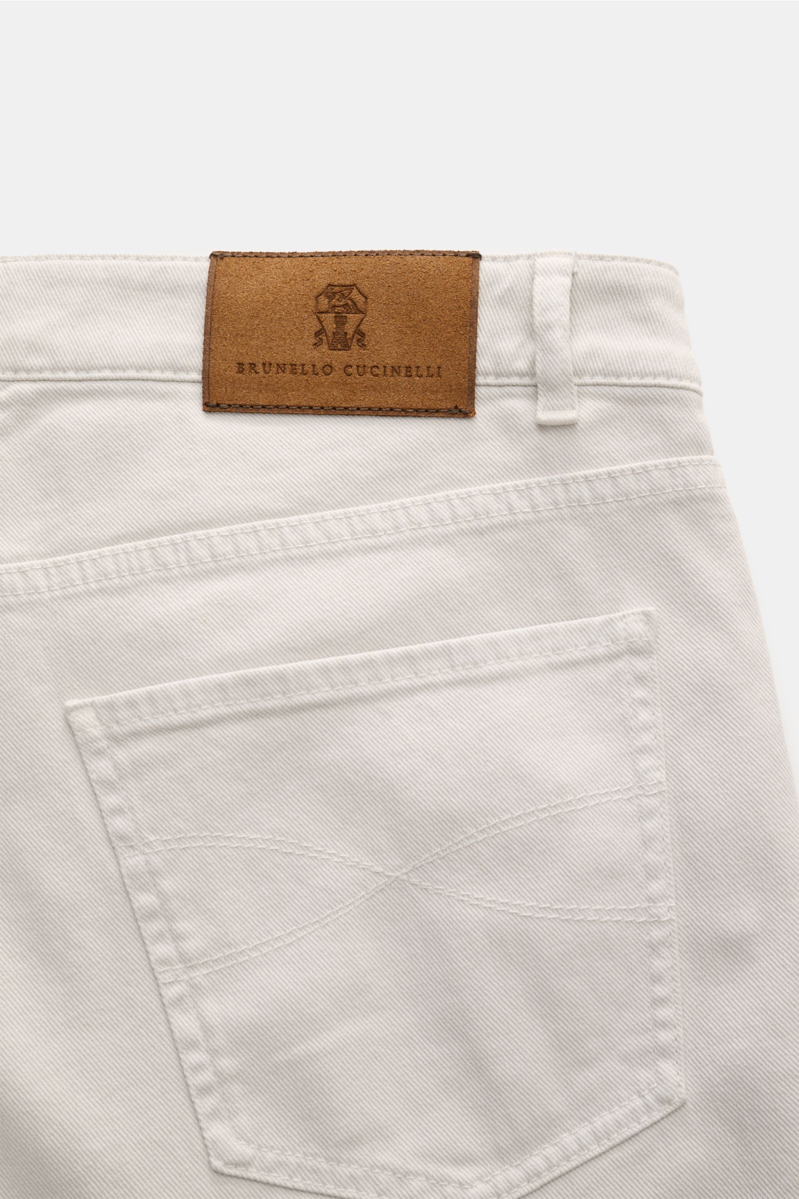 Brunello Cucinelli Jeans 'Traditional Fit' sand, Rückansicht mit genarbtem Leather Patch, Five-Pocket-Stil, Button Fly, Baumwoll-Denim, leicht elastisch.
