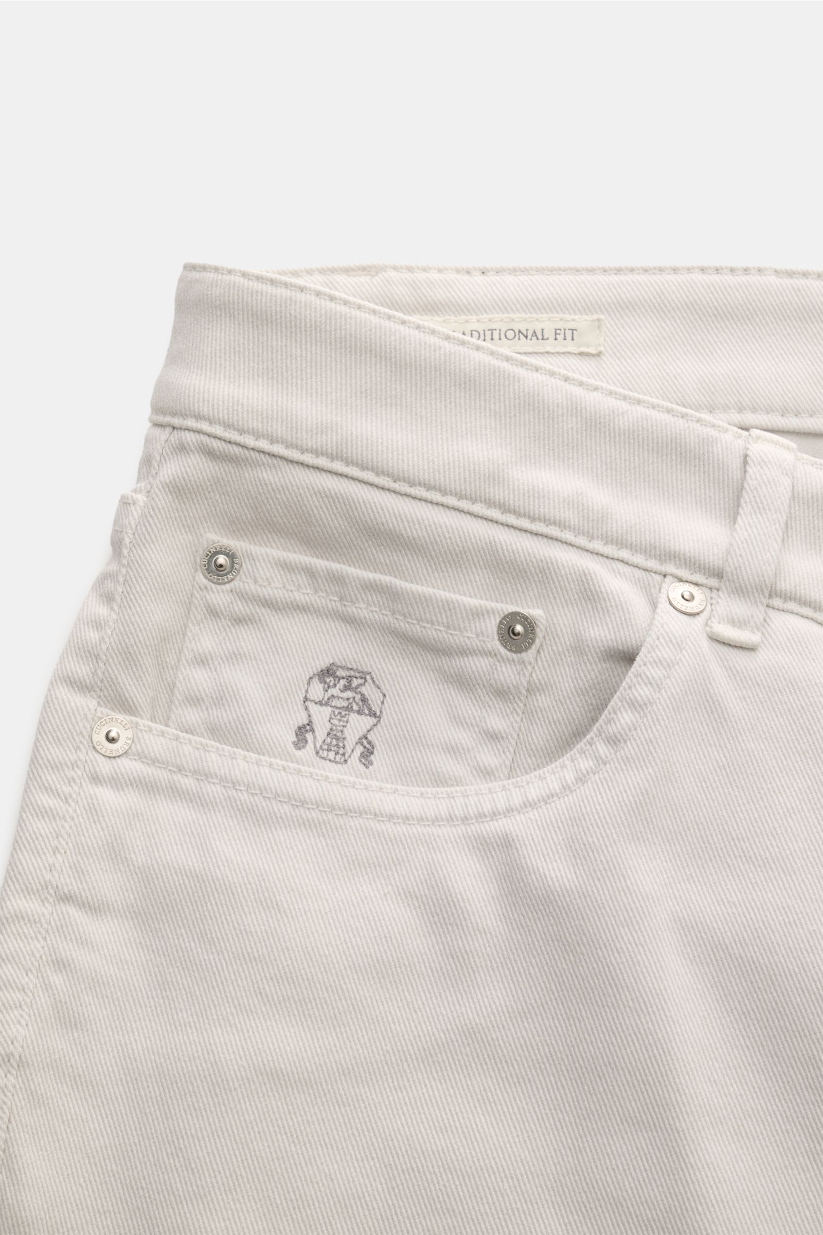 Brunello Cucinelli Jeans 'Traditional Fit' sand aus leicht elastischer Baumwolle, Five-Pocket-Stil mit Logo-Stitching, Nahaufnahme der Fronttasche.