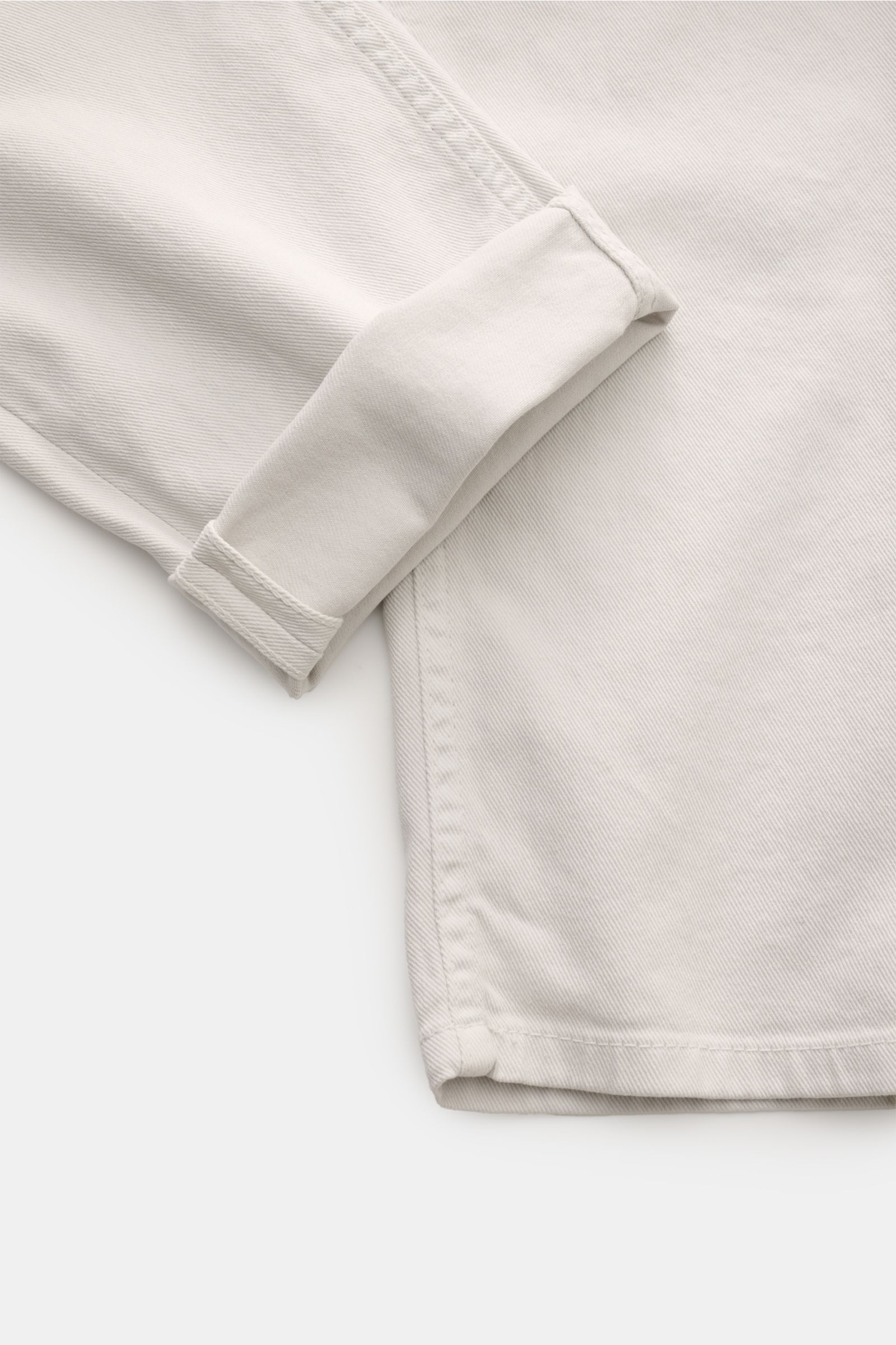 Brunello Cucinelli Jeans 'Traditional Fit' sand, Detailaufnahme von innen mit umgeschlagenem Bein, Baumwoll-Denim, Five-Pocket-Stil, Button Fly.