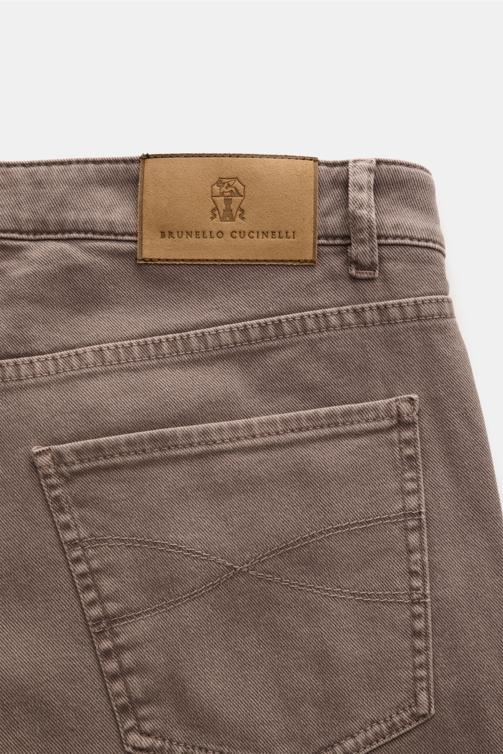 Close-up rear view of Brunello Cucinelli Jeans 'Traditional Fit' taupe showing the back pocket with signature stitching and leather patch.

Luxuriöser Denim-Klassiker von BRUNELLO CUCINELLI: Die monochrome Jeans 'Traditional Fit' mit legerer Passform i