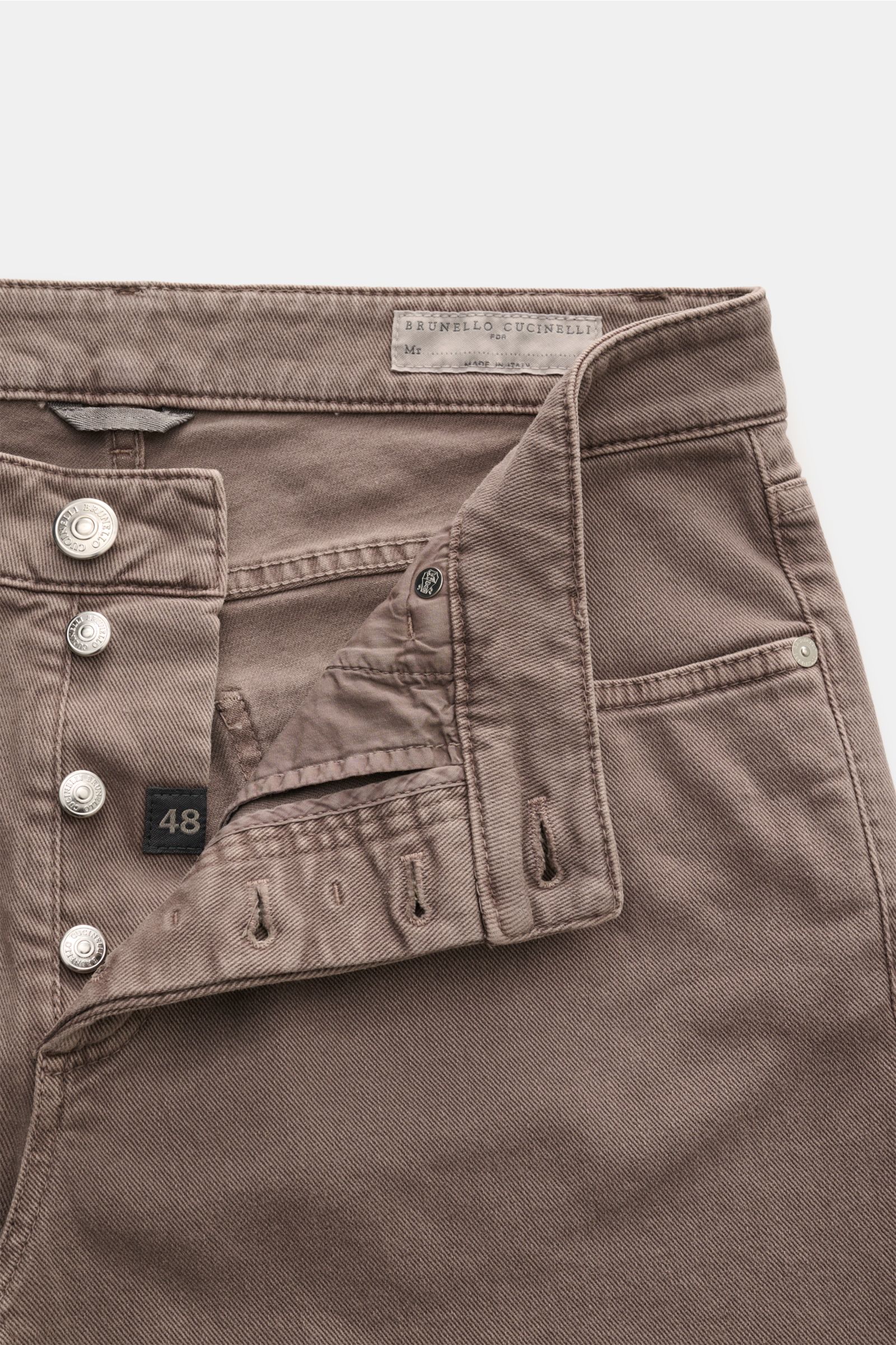 Front close-up of Brunello Cucinelli Jeans 'Traditional Fit' taupe with button fly, five-pocket style, and leather patch detail.

Luxuriöser Denim-Klassiker von BRUNELLO CUCINELLI: Die monochrome Jeans 'Traditional Fit' mit legerer Passform ist das per
