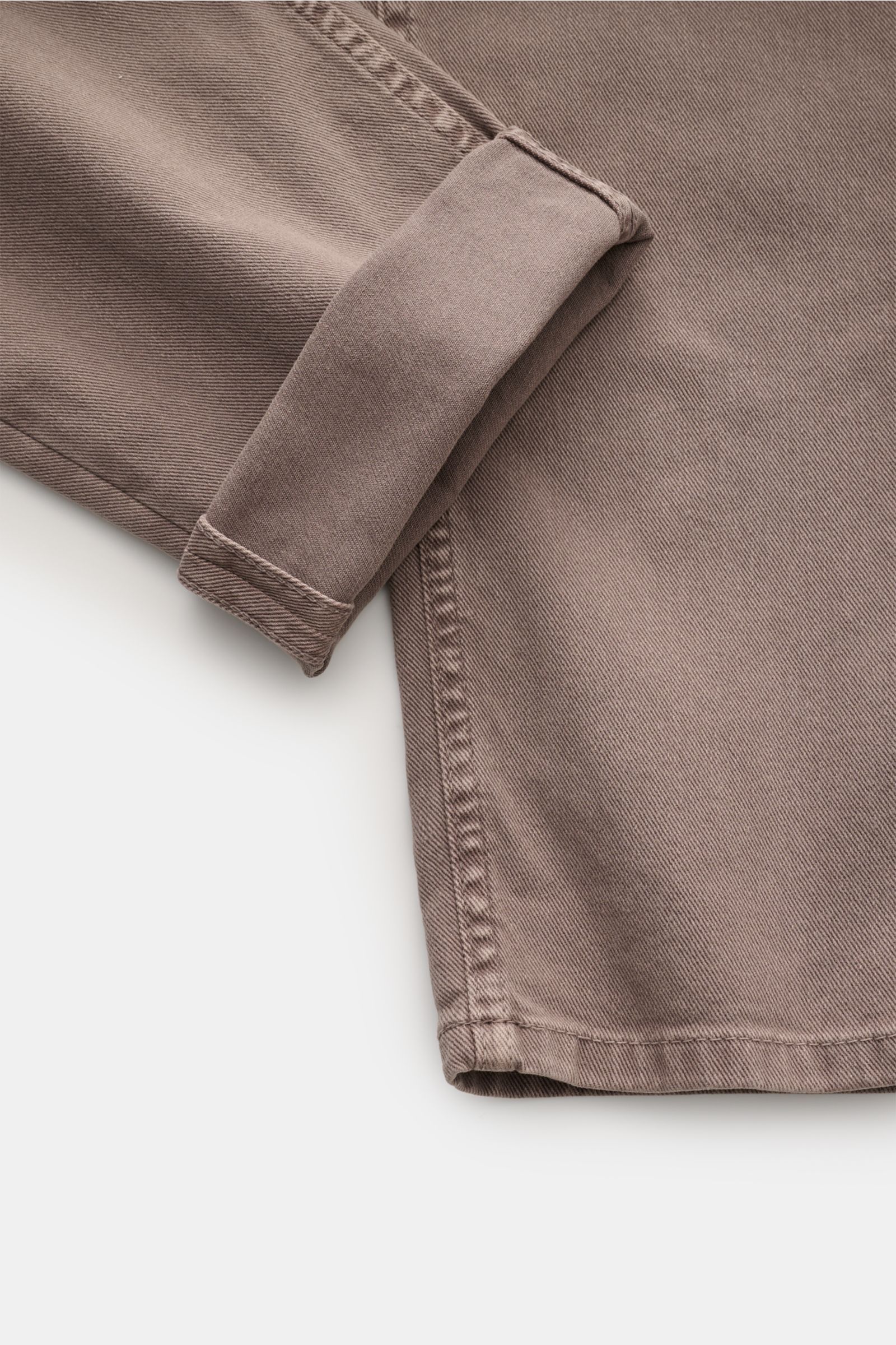 Close-up angled view of the cuff and hem of Brunello Cucinelli Jeans 'Traditional Fit' taupe in lightly textured, slightly elastic cotton denim fabric.

Description: Luxuriöser Denim-Klassiker von BRUNELLO CUCINELLI: Die monochrome Jeans 'Traditional F