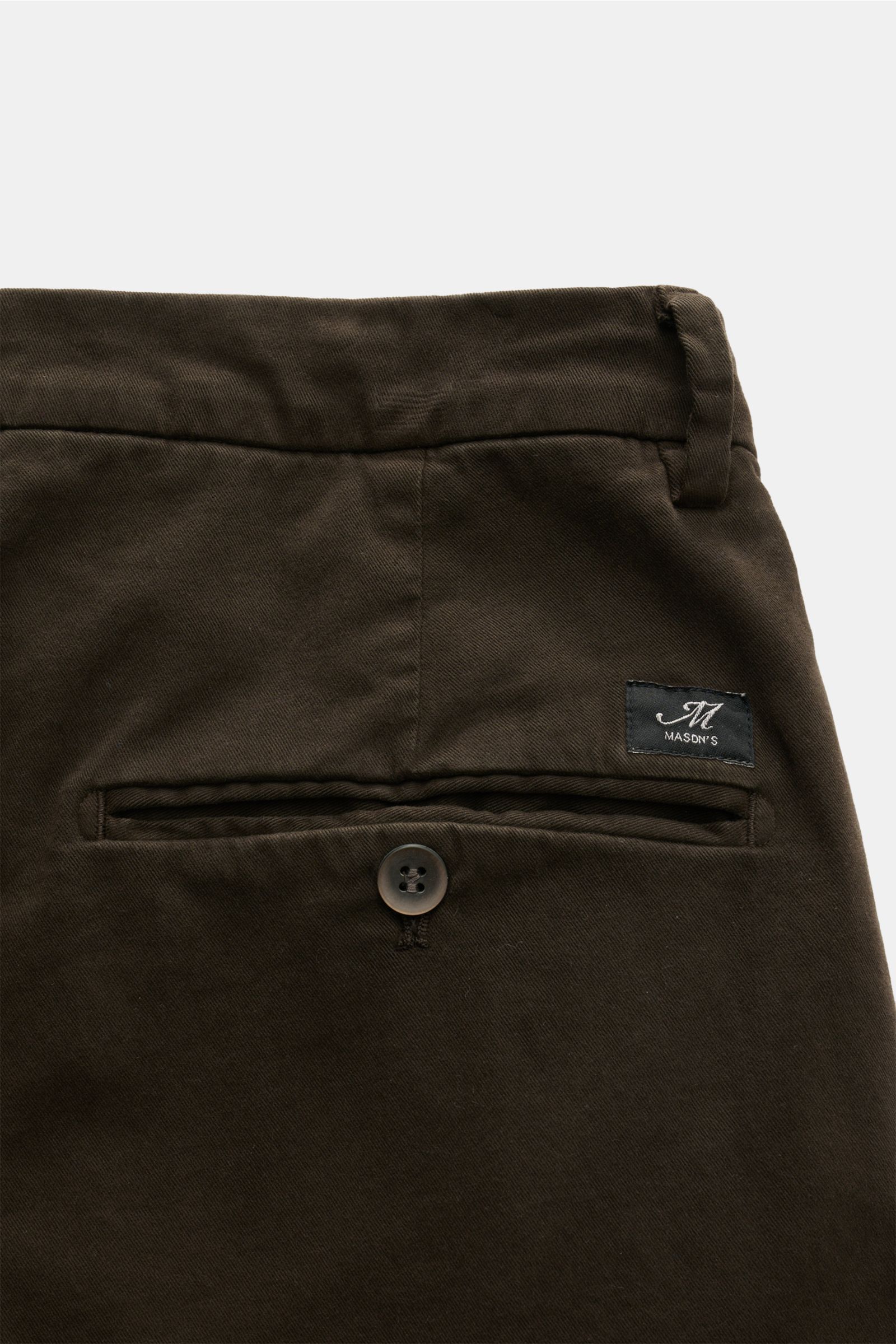 Mason's Chino 'Torino Style' dunkelbraun, Detailaufnahme von hinten, Twill aus Baumwolle, Slim Fit, niedrige Bundhöhe, leichte Elastizität, weicher Griff, garment dyed, Zip Fly, Bundknopf, französische und paspelierte Gesäßtaschen mit Knopf.