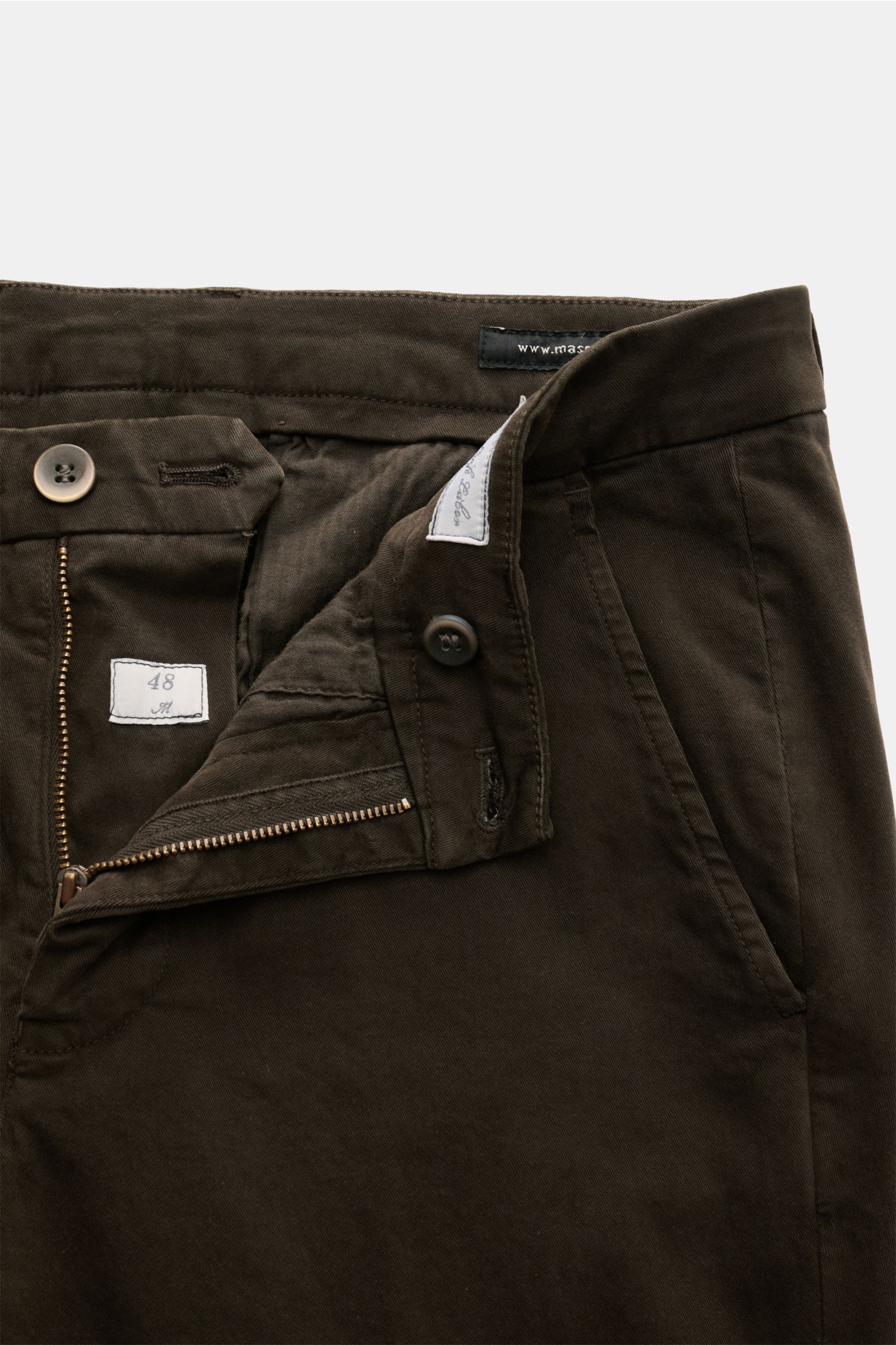 Mason's Chino 'Torino Style' dunkelbraun aus Twill-Baumwolle, Slim Fit, niedrige Bundhöhe, schmal zulaufend, Zip Fly, Bundknopf, französische Taschen, paspelierte Gesäßtaschen mit Knopf, garment dyed, weicher Griff, leicht elastisch, Frontansicht mit offe
