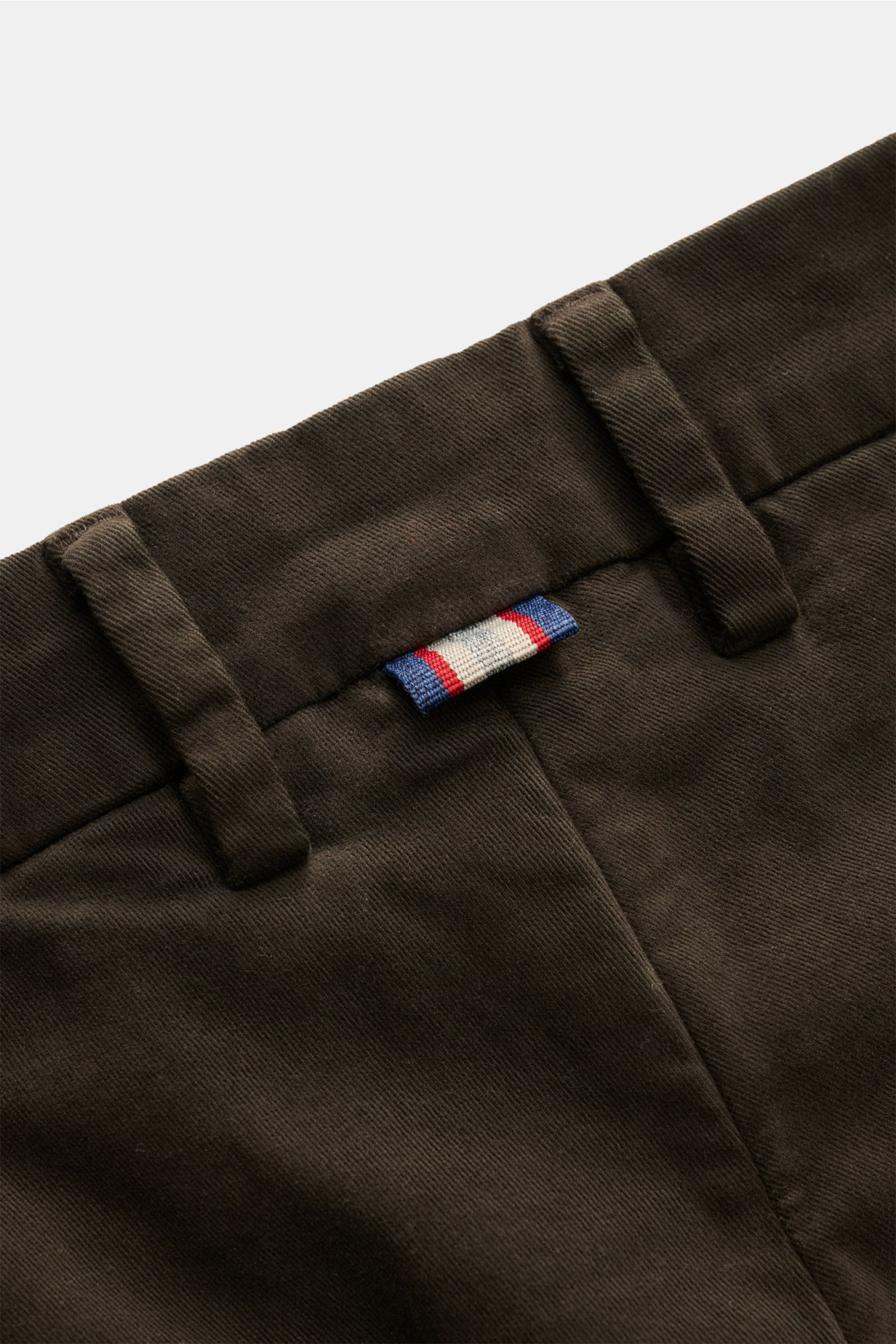 Nahaufnahme der Taille der Mason's Chino 'Torino Style' dunkelbraun, Twill aus Baumwolle, leicht elastisch, weicher Griff, garment dyed, Slim Fit, niedrige Bundhöhe, schmal zulaufend, Zip Fly mit Bundknopf, französische Taschen, paspelierte Gesäßtaschen m