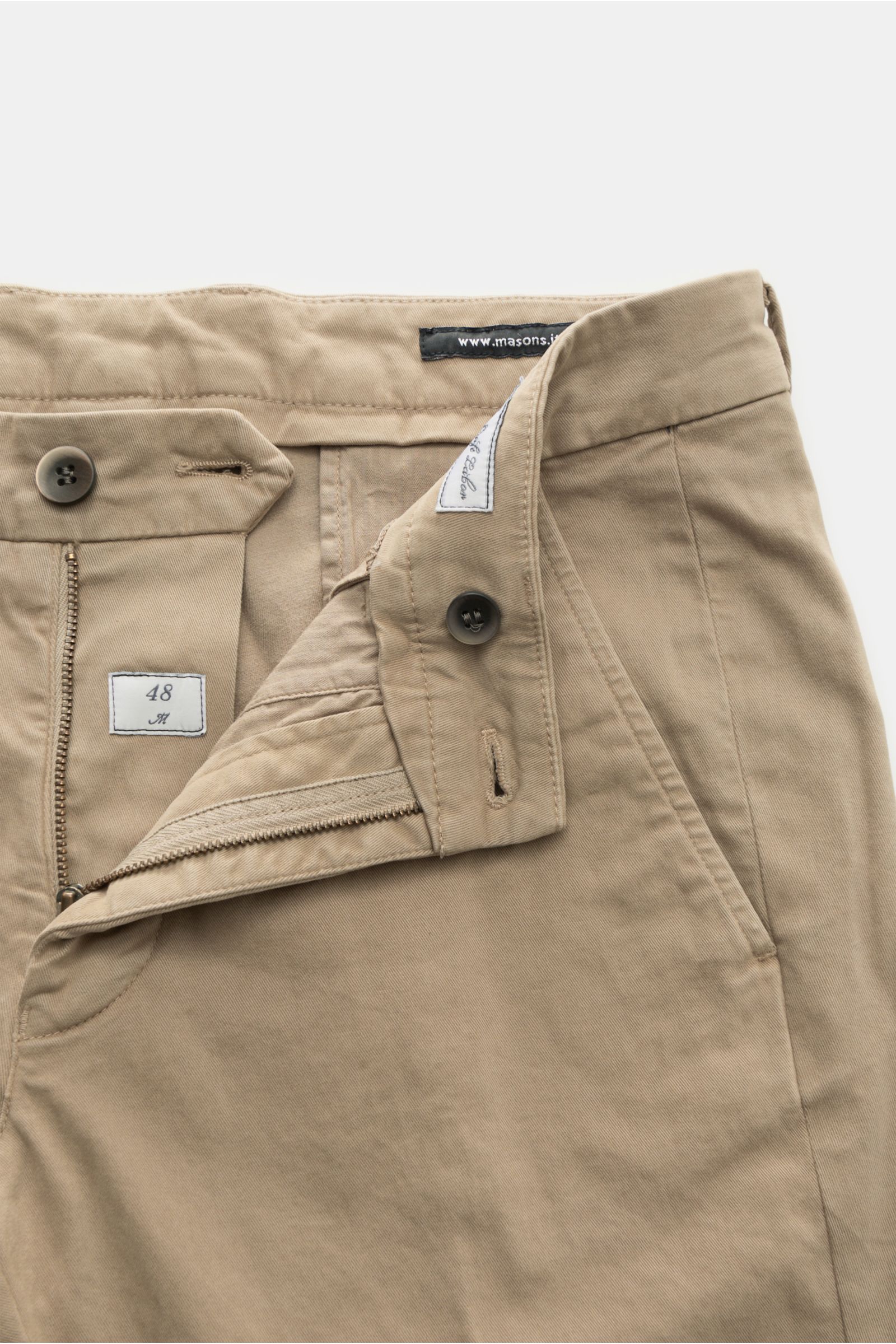 Close-up front view of Mason's Chino 'Torino Style' taupe showing twill cotton fabric, zip fly, button, French pockets, slim fit, low waist, soft touch, garment dyed, slightly elastic, and tapered cut. Twill aus Baumwolleleicht elastische