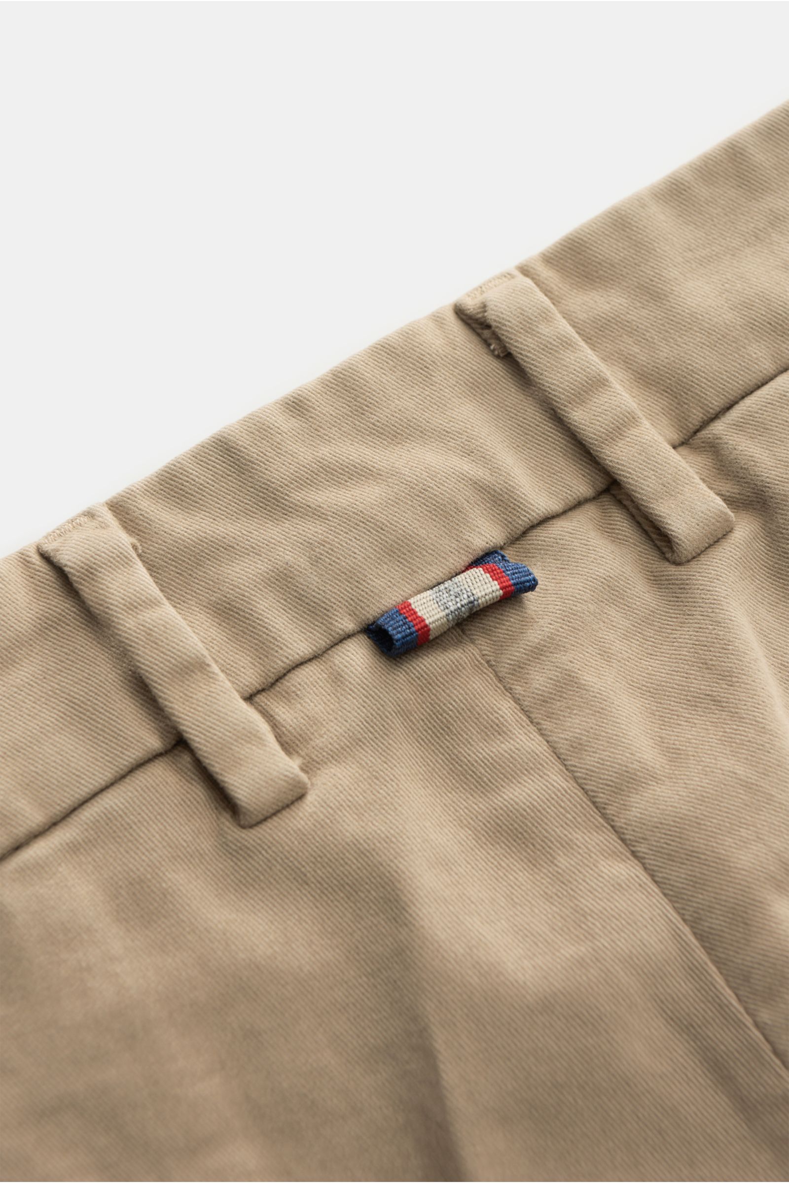 Close-up image of Mason's Chino 'Torino Style' taupe photographed from the back waist area, showing twill aus Baumwolle, leicht elastische Qualität, weicher Griff, garment dyed, Slim Fit, niedrige Bundhöhe, schmal zulaufend, Zip Fly und Bundknopf, französ