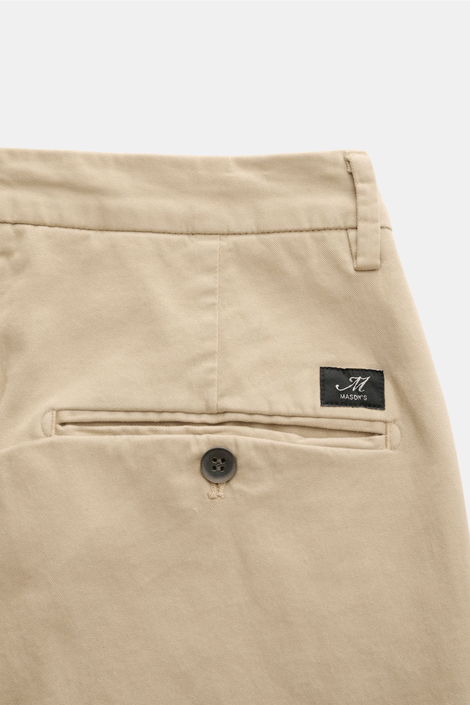 Mason's Chino 'Torino Style' beige, Detailrückansicht, Twill aus Baumwolle, leicht elastisch, weicher Griff, garment dyed, Slim Fit, niedrige Bundhöhe, schmal zulaufend, Zip Fly, Bundknopf, französische Taschen, paspelierte Gesäßtaschen mit Knopf.