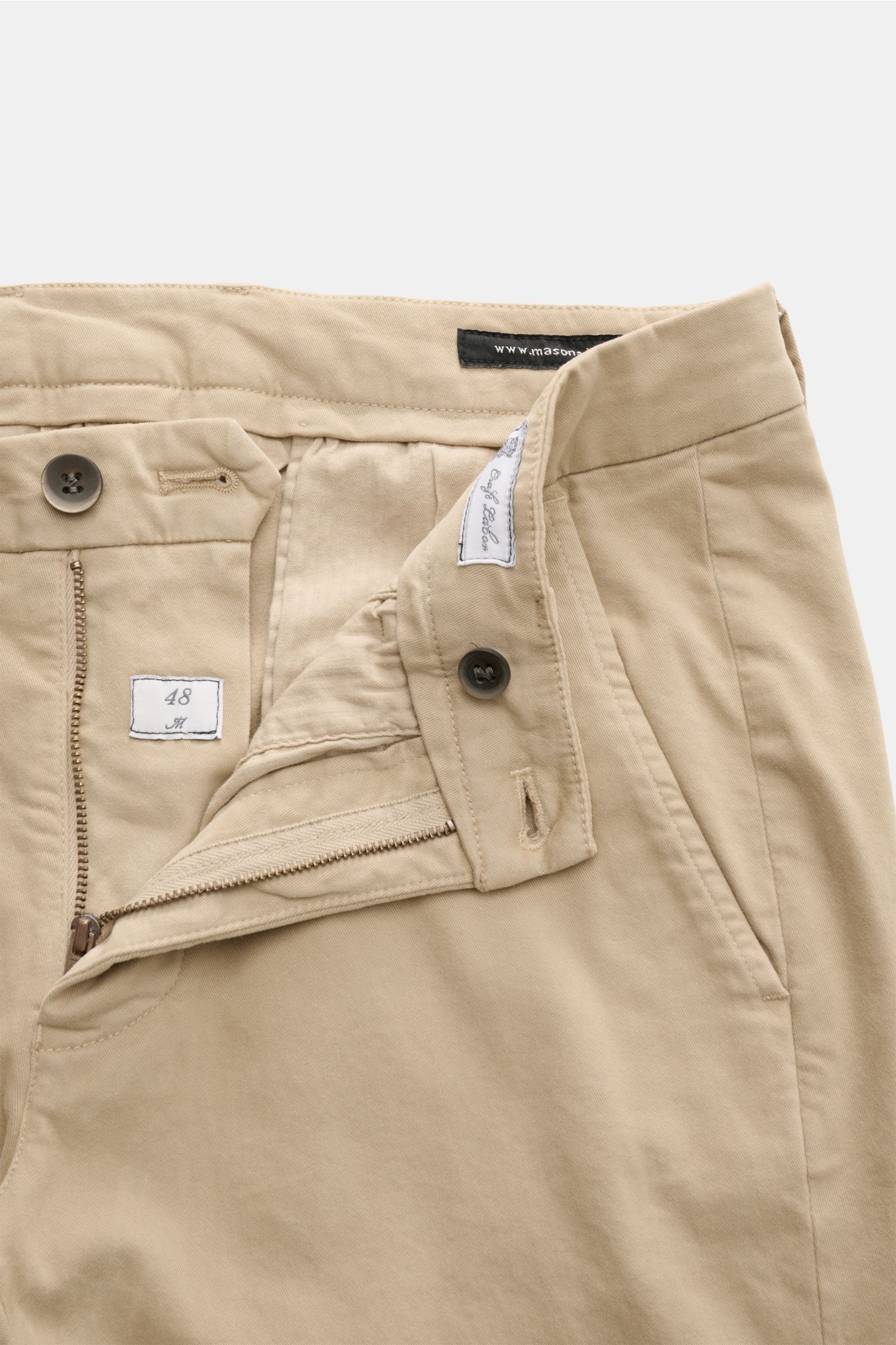 Mason's Chino 'Torino Style' beige von oben fotografiert, Twill aus Baumwolle, leicht elastisch, weicher Griff, garment dyed, Slim Fit, niedrige Bundhöhe, schmal zulaufend, Zip Fly, Bundknopf, französische Taschen, paspelierte Gesäßtaschen mit Knopf.