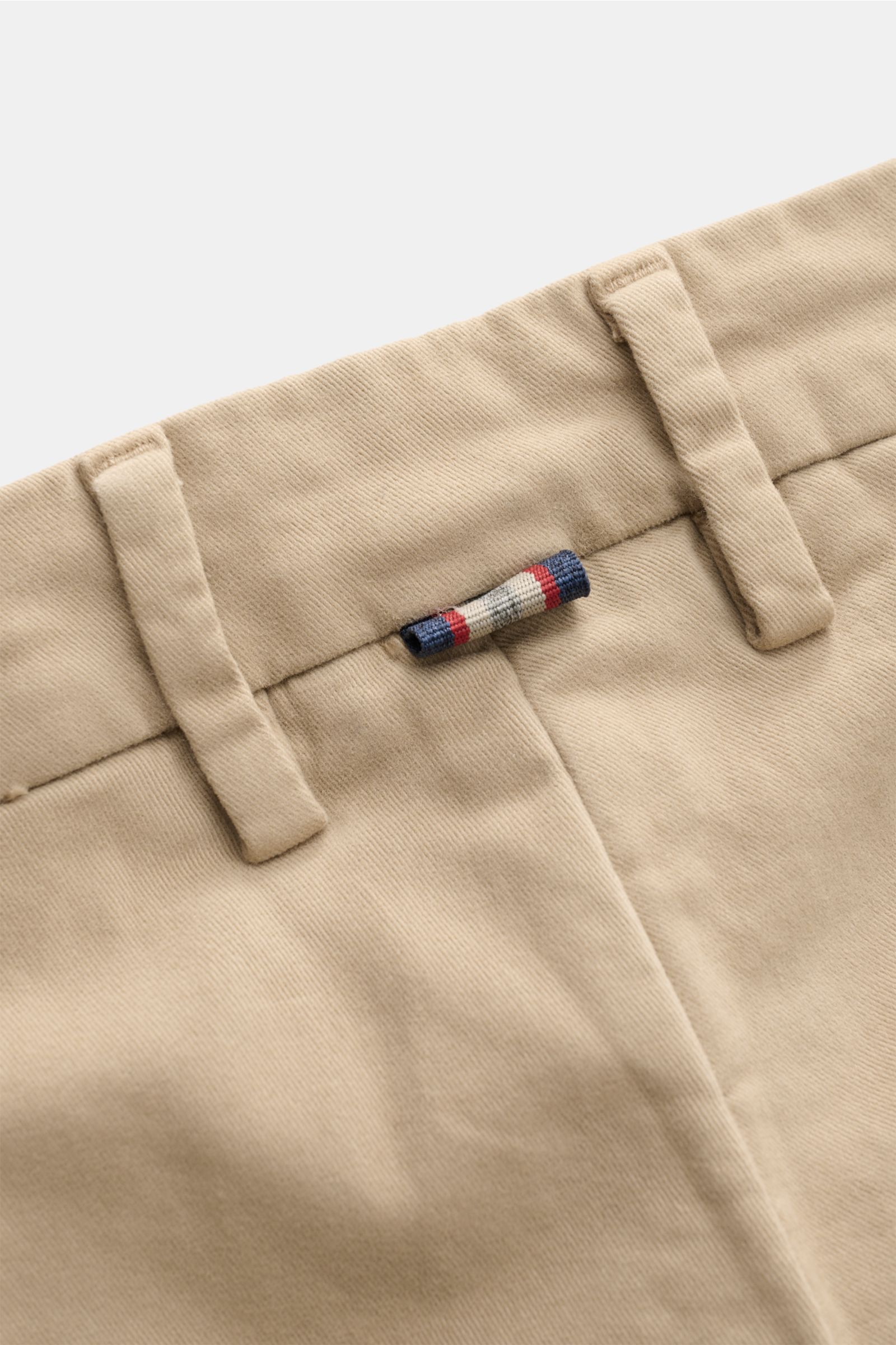 Mason's Chino 'Torino Style' beige aus Twill Baumwolle, slim fit, niedrige Bundhöhe, Zip Fly, Bundknopf, weicher Griff, garment dyed, schmal zulaufend, französische Taschen, paspelierte Gesäßtaschen mit Knopf, Detailaufnahme Bund und Schlaufen.