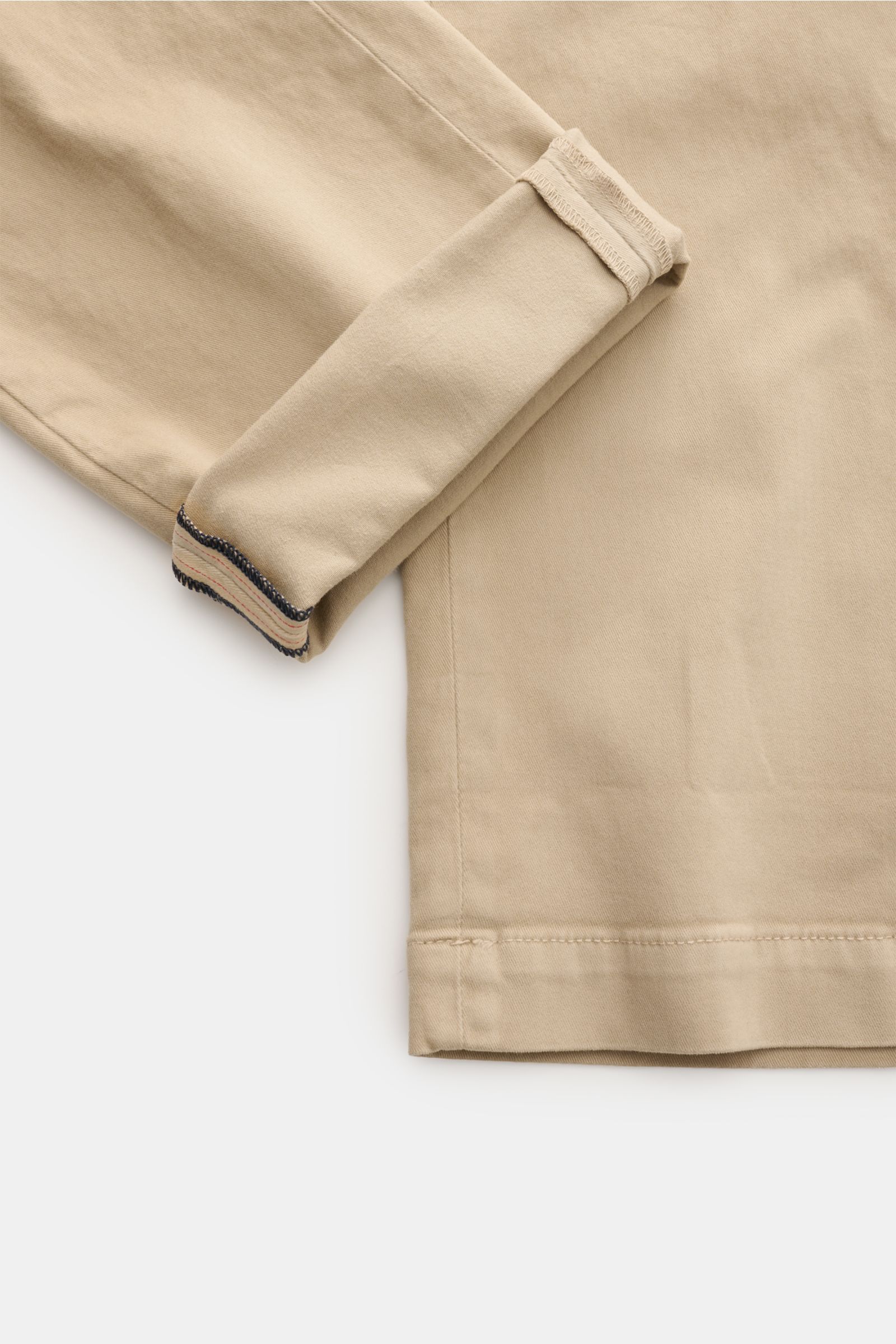 Nahaufnahme von unten seitlich auf die beige Mason's Chino 'Torino Style', Twill aus Baumwolle, leicht elastisch, weicher Griff, garment dyed, Slim Fit, niedrige Bundhöhe, schmal zulaufend, mit Zip Fly, Bundknopf, französischen Taschen und paspelierten Ge