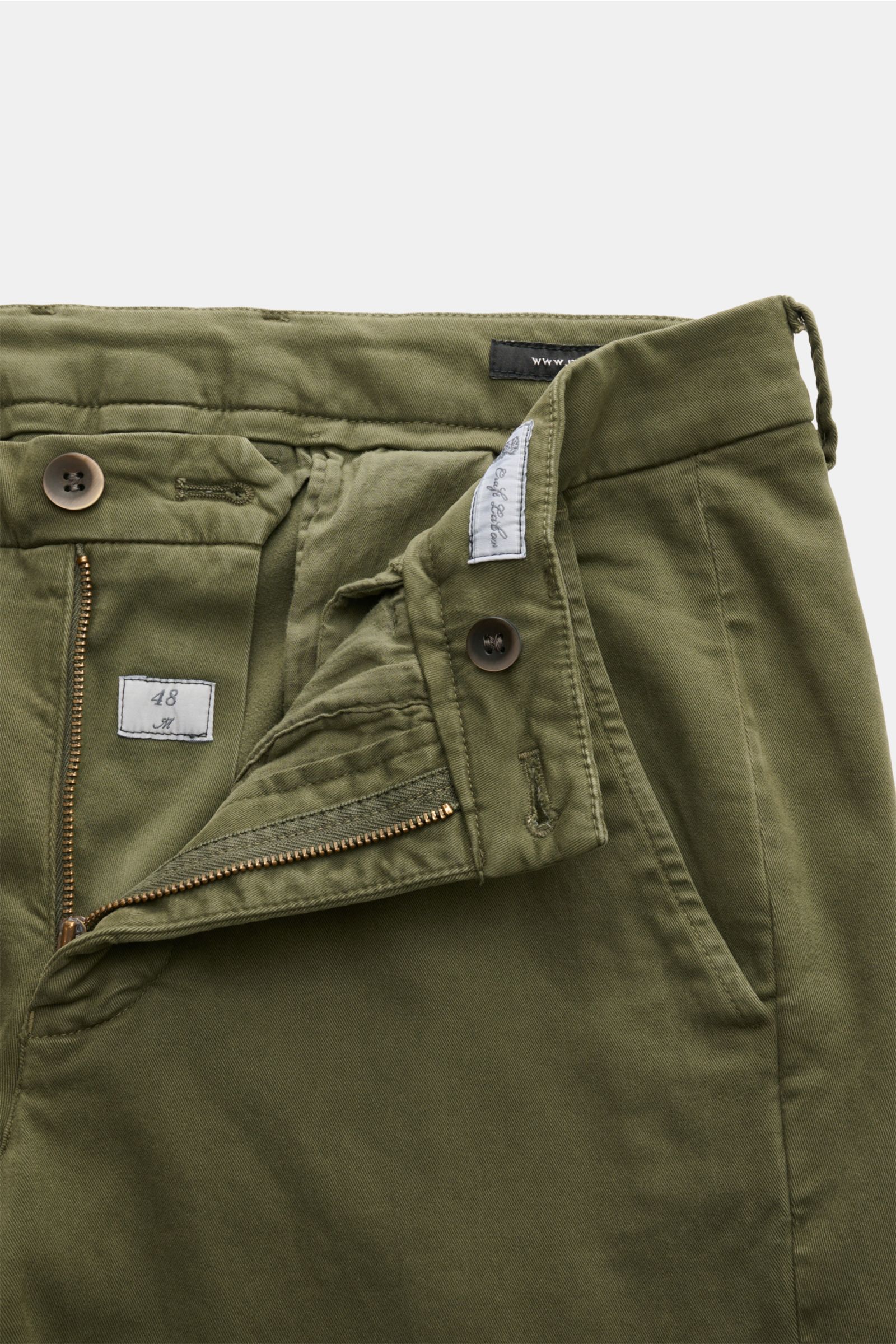 Mason's Chino 'Torino Style' graugrün in Nahaufnahme von oben, Twill aus Baumwolle, leicht elastisch, weicher Griff, garment dyed, Slim Fit, niedrige Bundhöhe, schmal zulaufend, Zip Fly, Bundknopf, französische und paspelierte Gesäßtaschen mit Knopf.