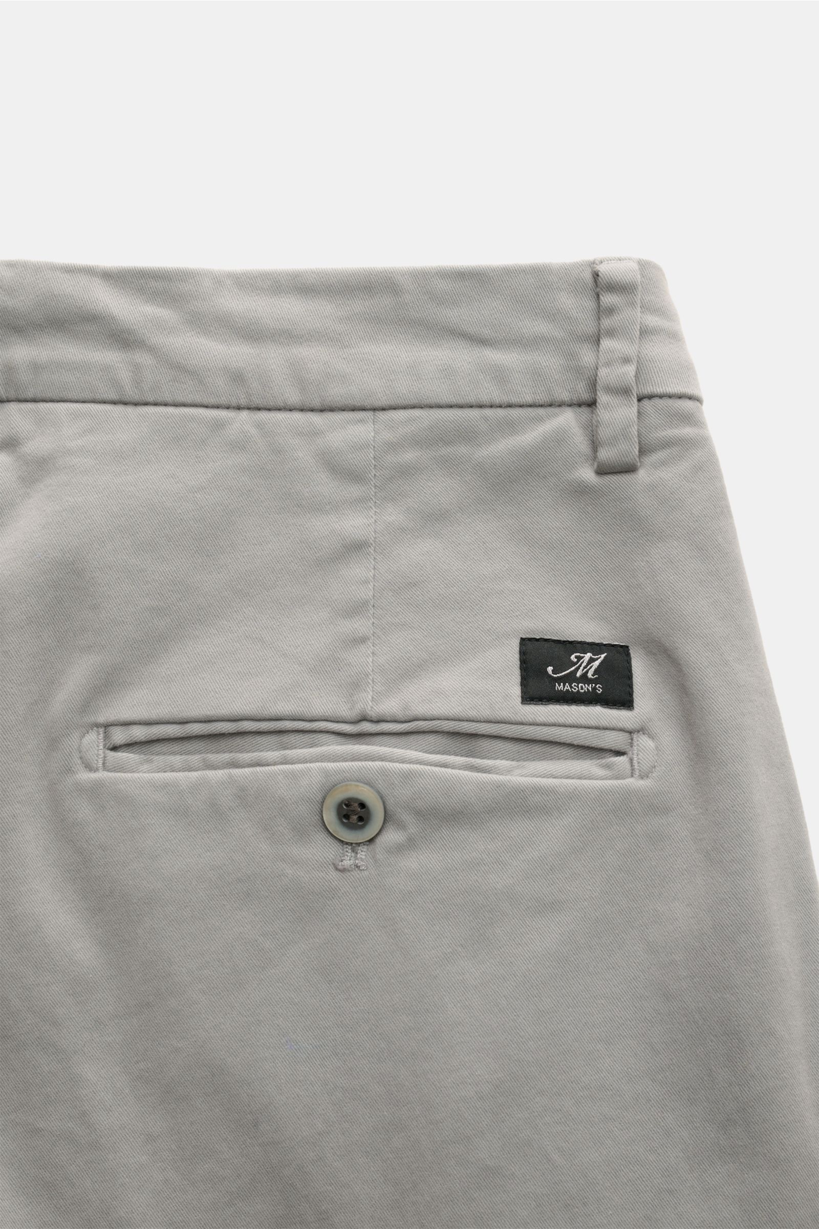 Mason's Chino 'Torino Style' grau, Rückansicht, Twill aus Baumwolle, leicht elastisch, weicher Griff, garment dyed, Slim Fit, niedrige Bundhöhe, schmal zulaufend, paspelierte Gesäßtaschen mit Knopf, französische Taschen, Zip Fly und Bundknopf.