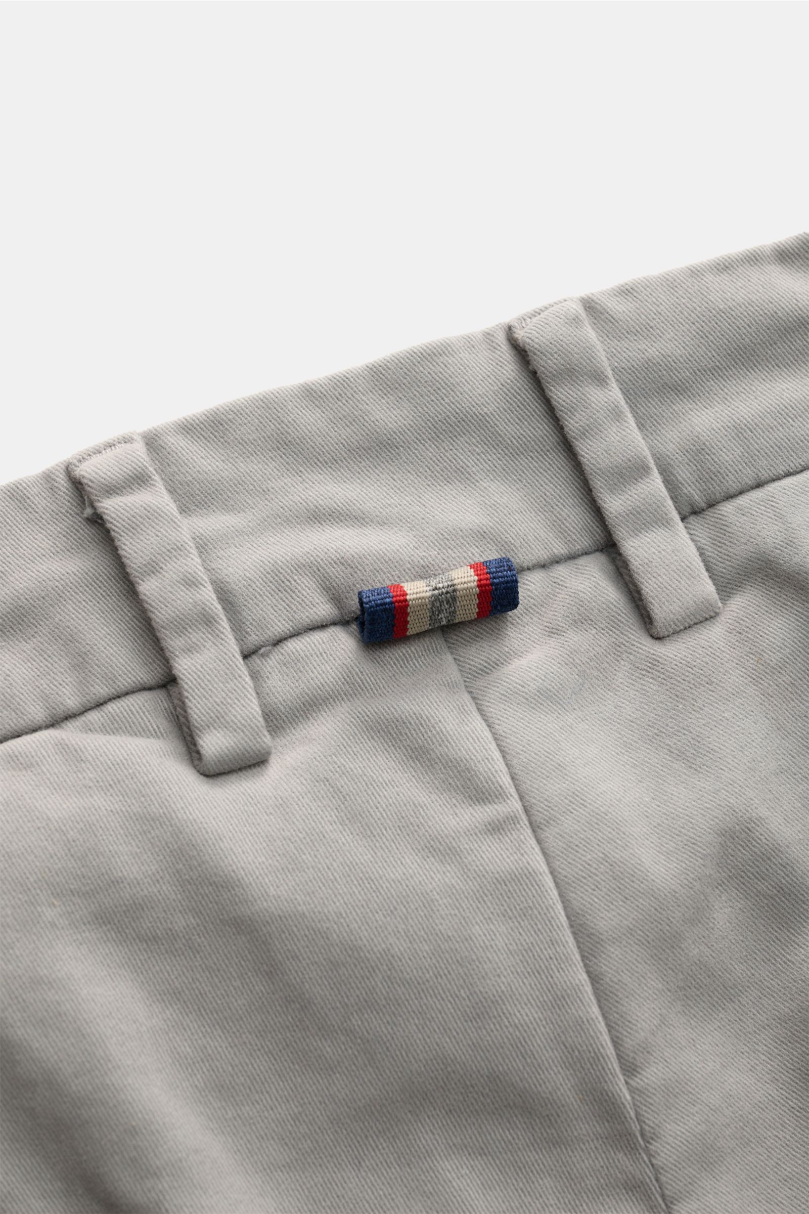 Mason's Chino 'Torino Style' grau, Detailansicht Bund mit Twill aus Baumwolle, leicht elastisch, weicher Griff, garment dyed, Slim Fit, niedrige Bundhöhe, schmal zulaufend, Zip Fly, Bundknopf, französische Taschen, paspelierte Gesäßtaschen mit Knopf.