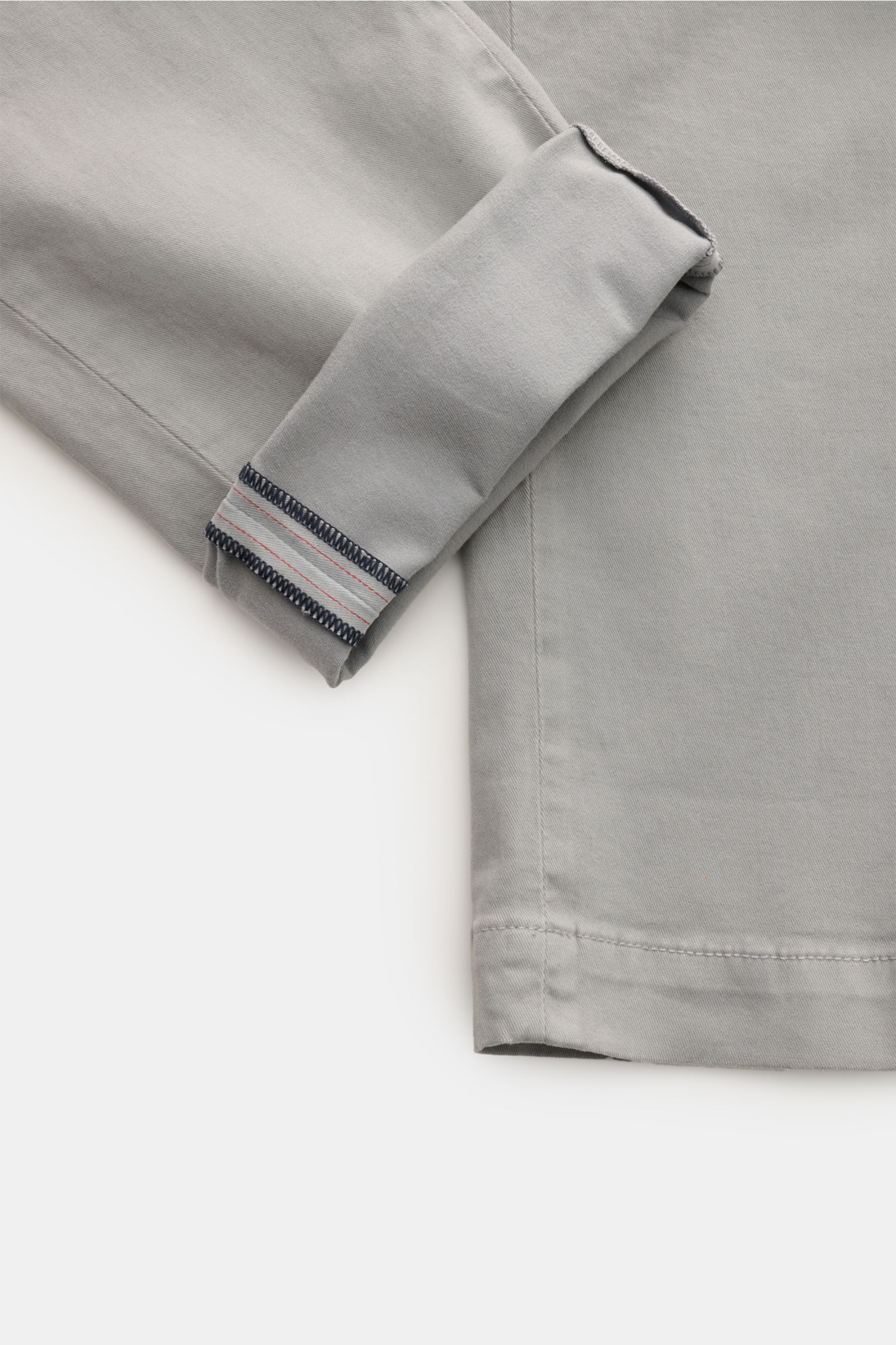 Mason's Chino 'Torino Style' grau, Nahaufnahme von Bein und Saum, Twill aus Baumwolle, slim fit, niedrige Bundhöhe, französische Taschen.