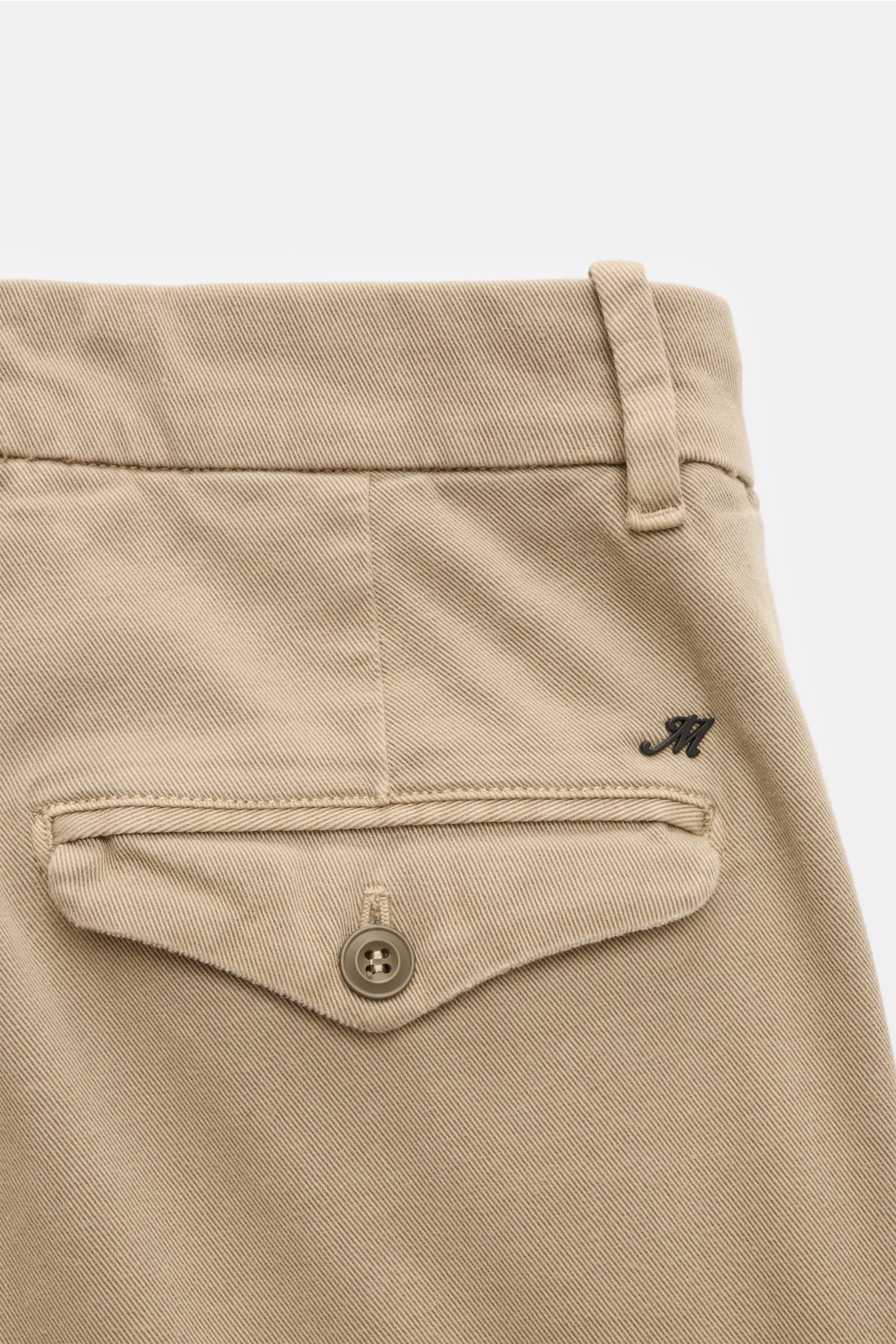Mason's Chino 'Boston Style' taupe Rückansicht, Twill aus Baumwolle, leicht elastisch, weicher Griff, garment dyed, Regular Fit, schmal zulaufend, Zip Fly, Bundknopf, französische Taschen, Münztasche, Gesäßtaschen mit geknöpfter Patte.